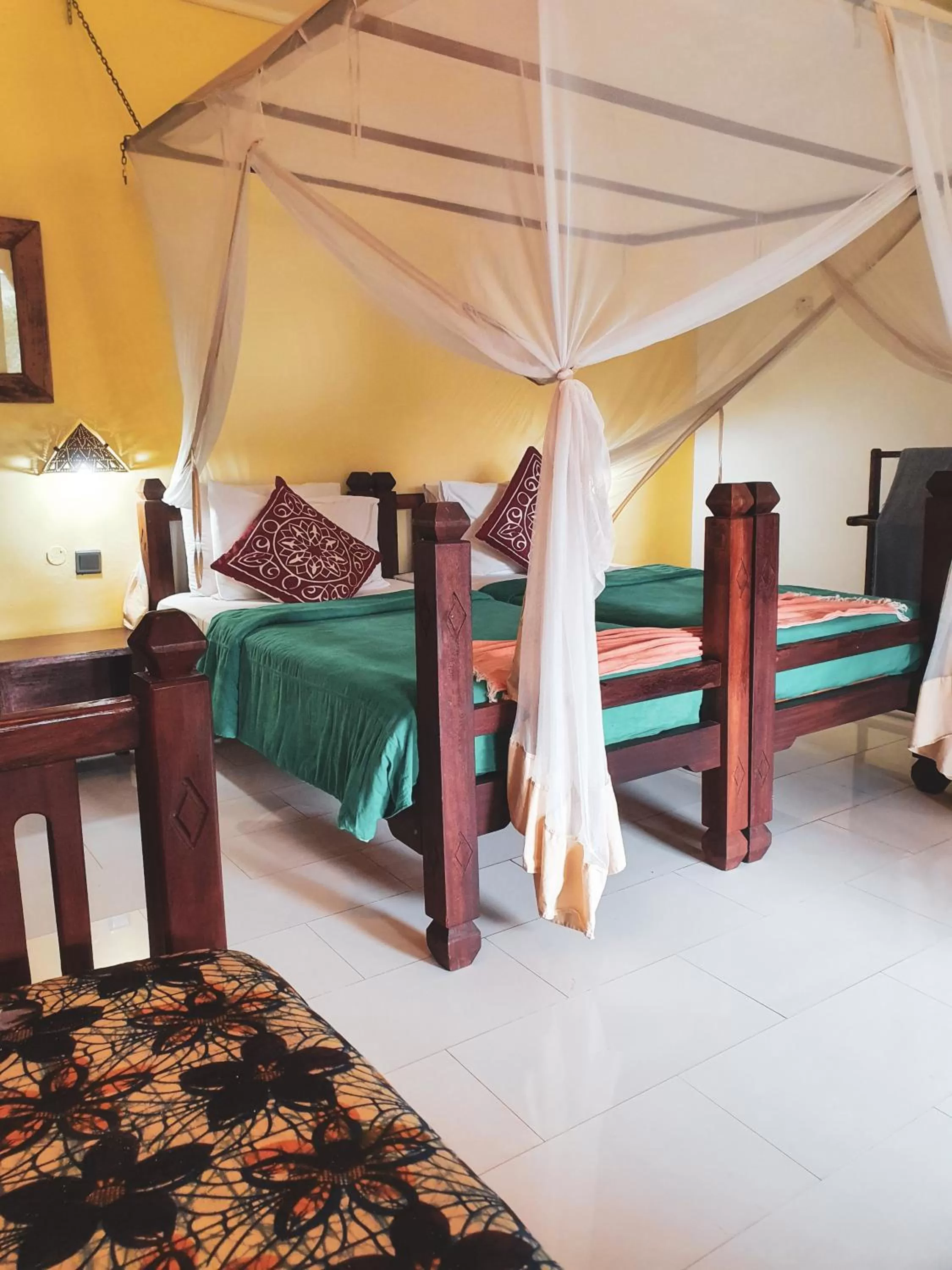 Bedroom, Bed in Flame Tree Cottages