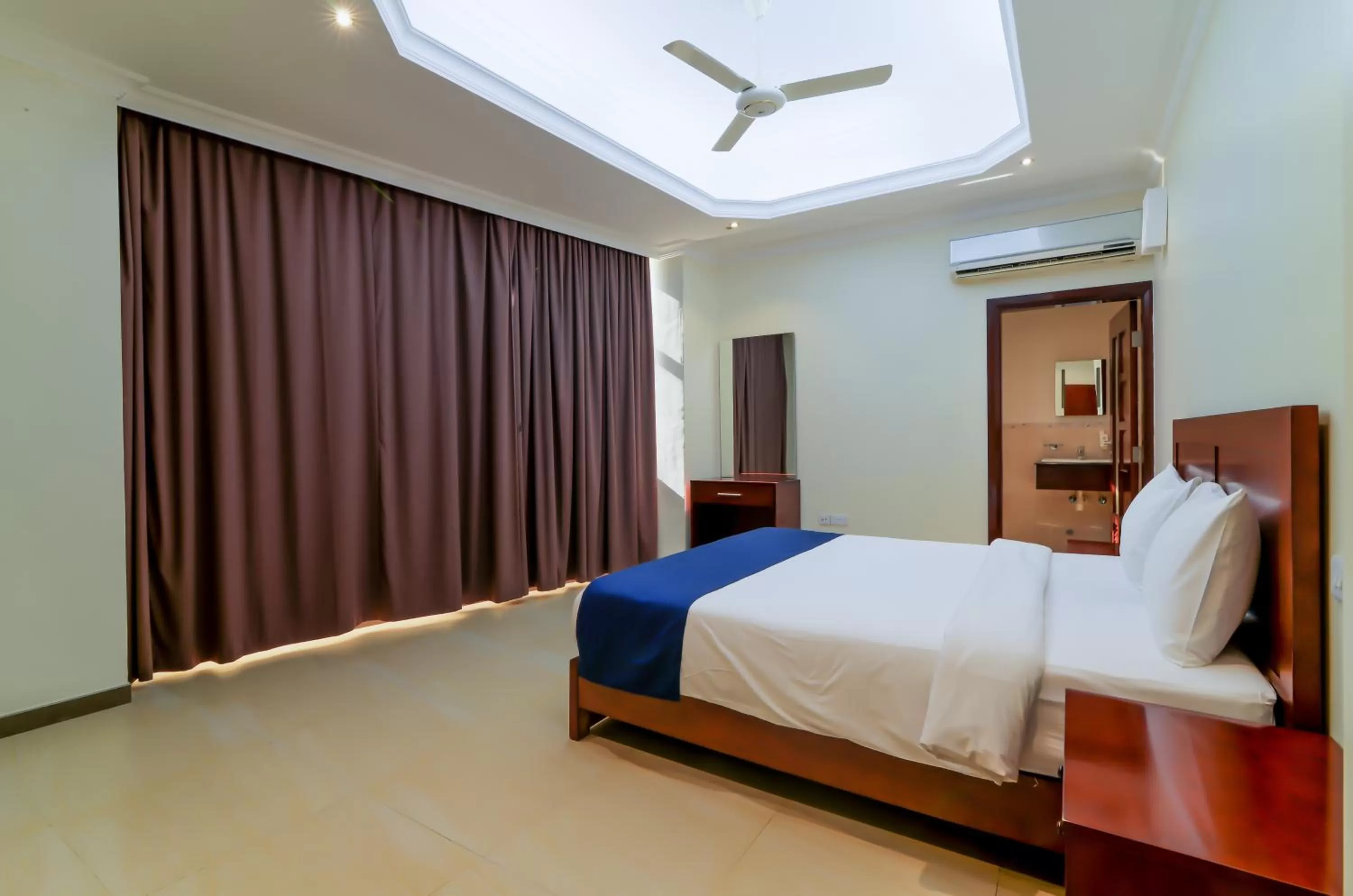 Bedroom, Bed in Tanzanite Executive Suites