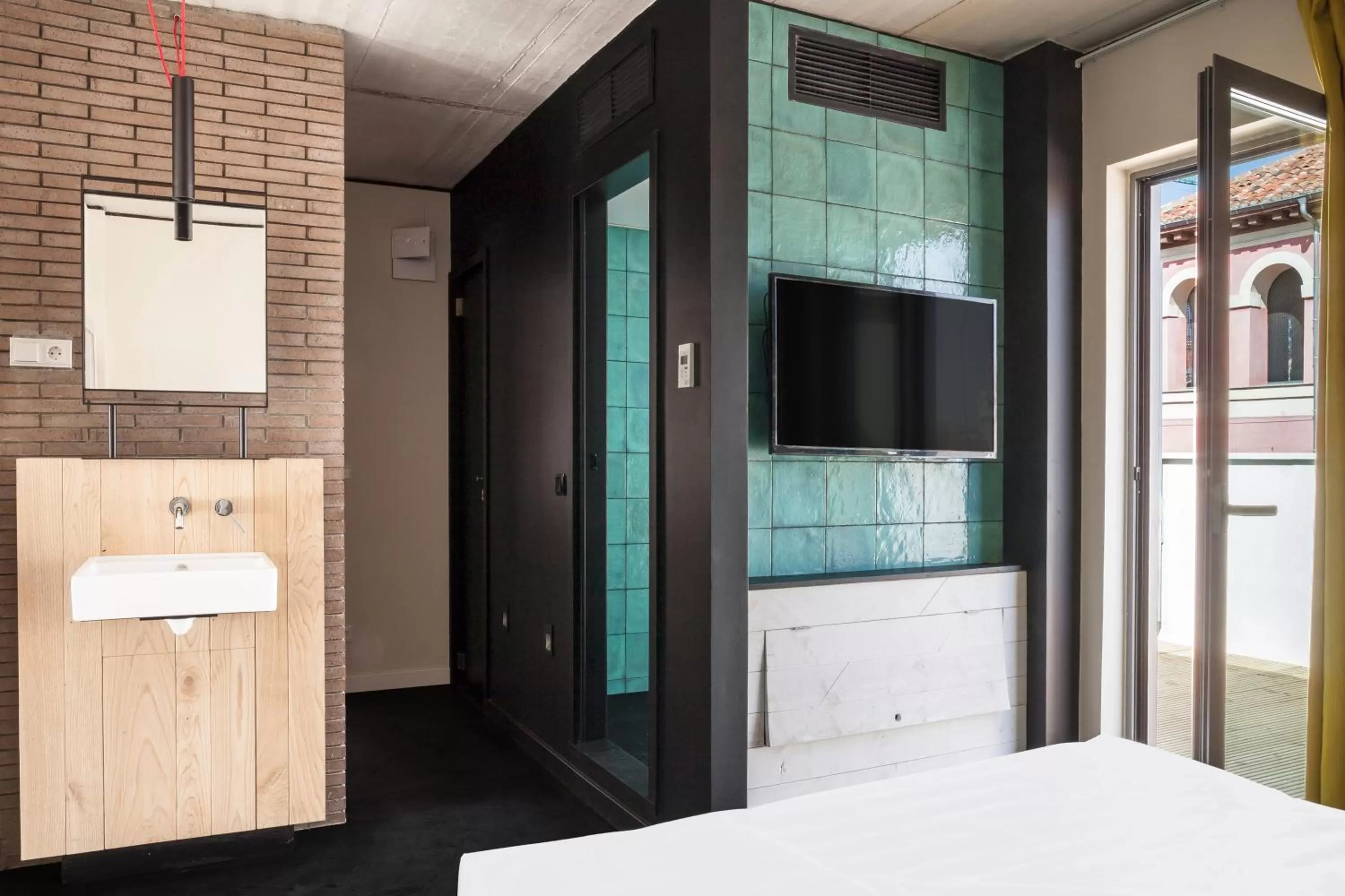 Bathroom, Bed in Bastardo Hostel