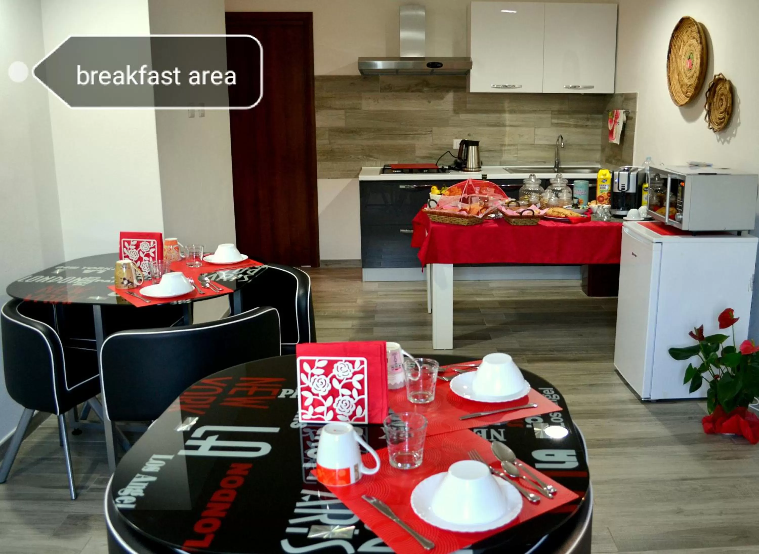 Communal lounge/ TV room, Restaurant/Places to Eat in B&B La Casa Bianca di Porto Conte