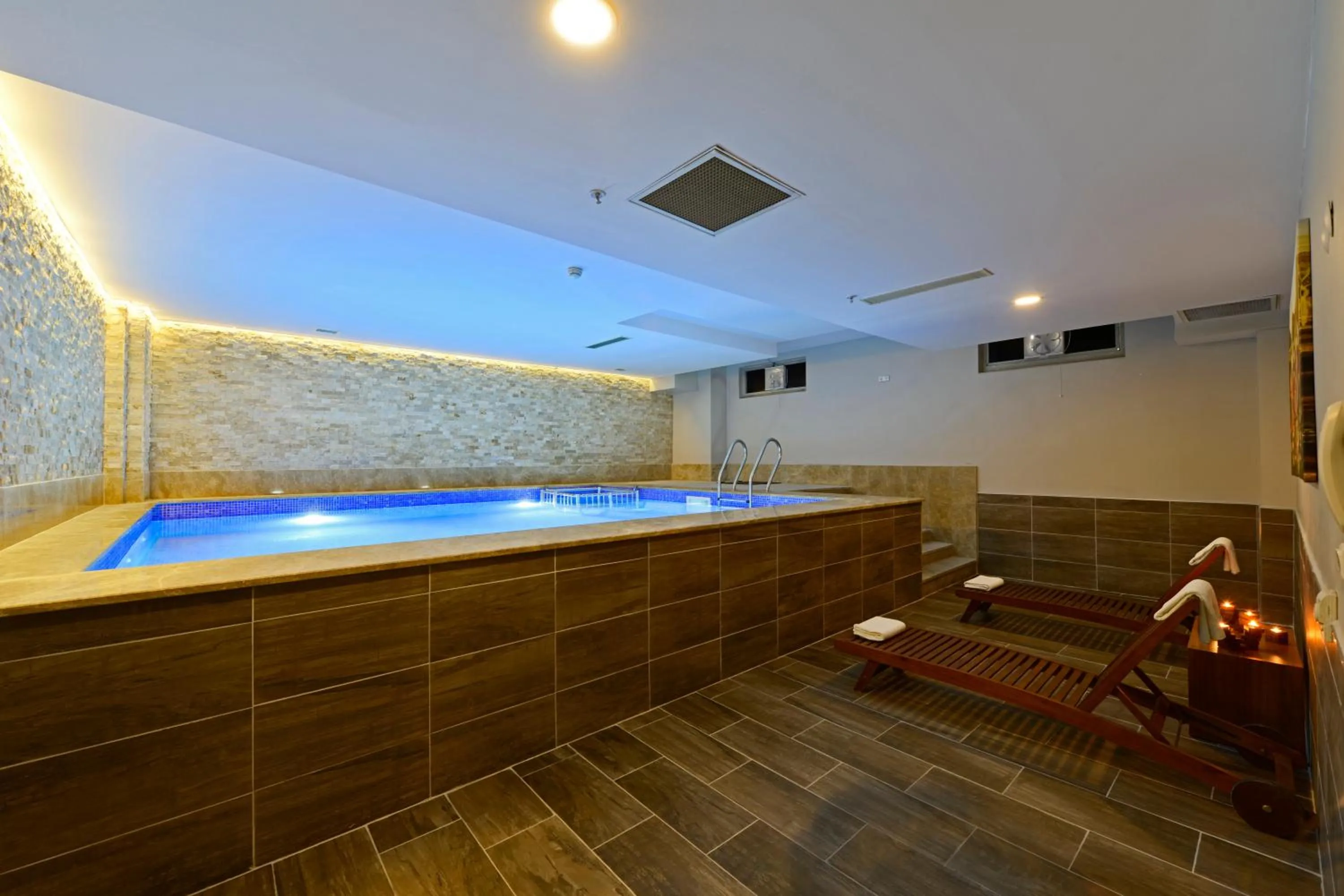 Swimming pool in Euro Park Hotel Bursa