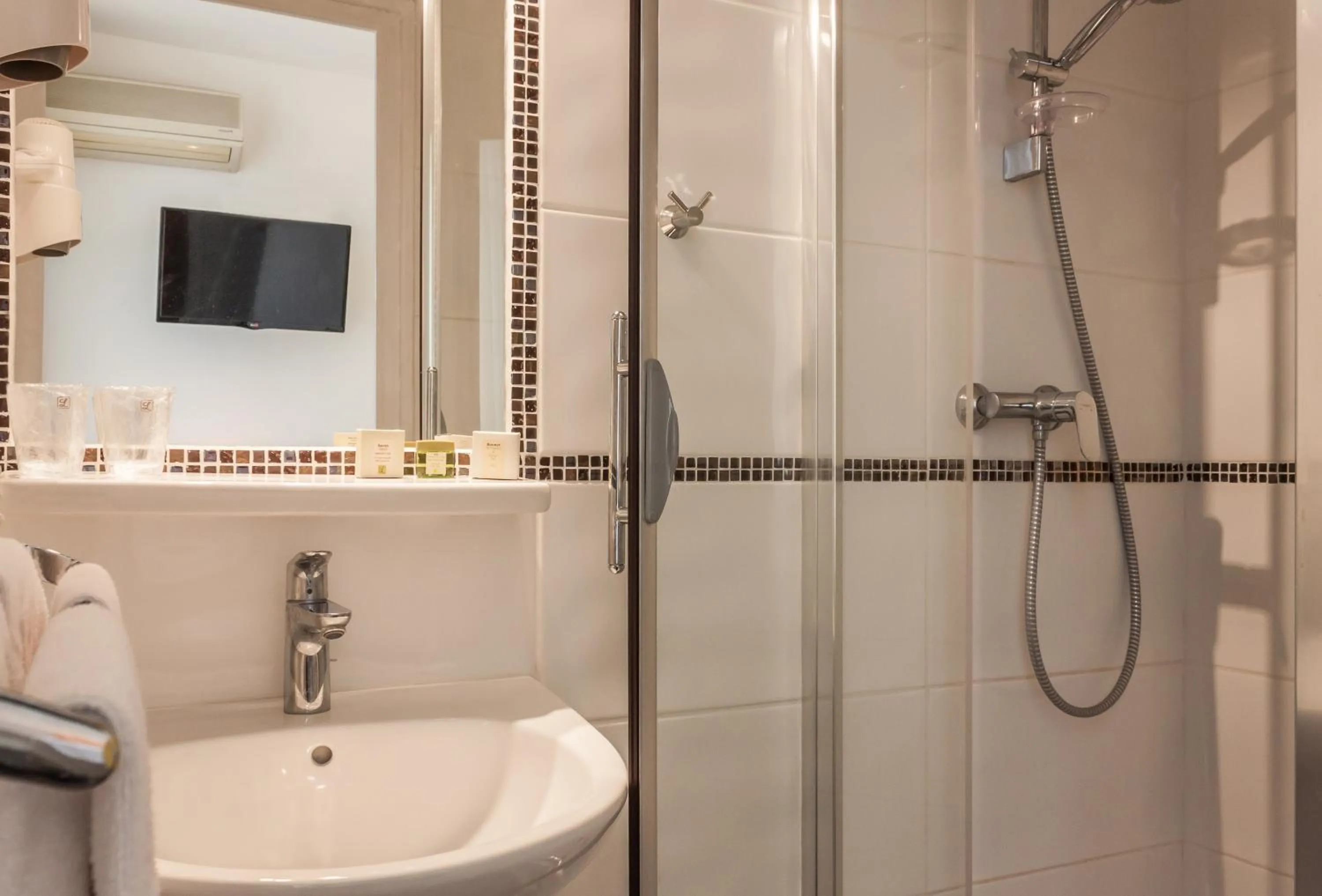 Bathroom in Hotel Cayrons Vence & St Paul de Vence