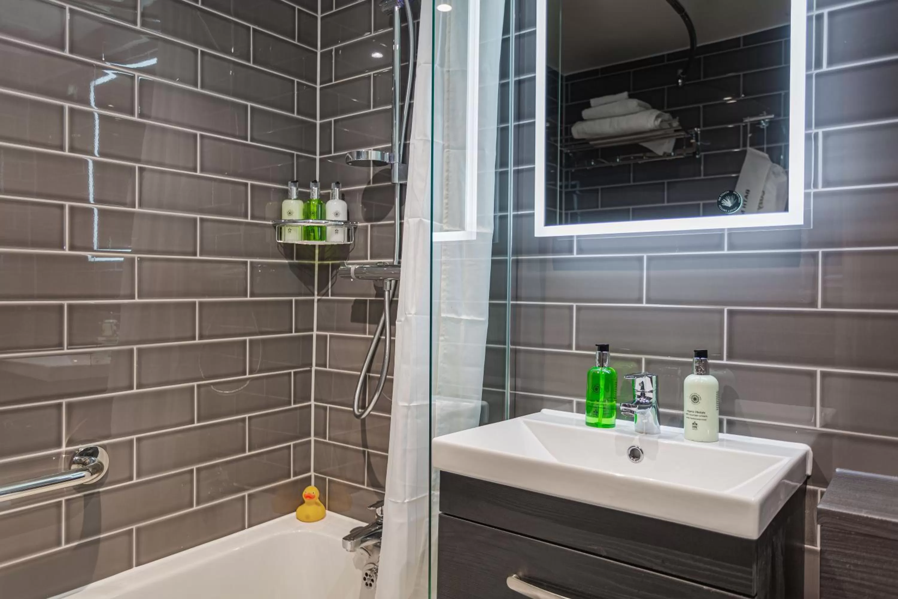 Bathroom in The George Hotel, Amesbury, Wiltshire - The Coaching Inn Group