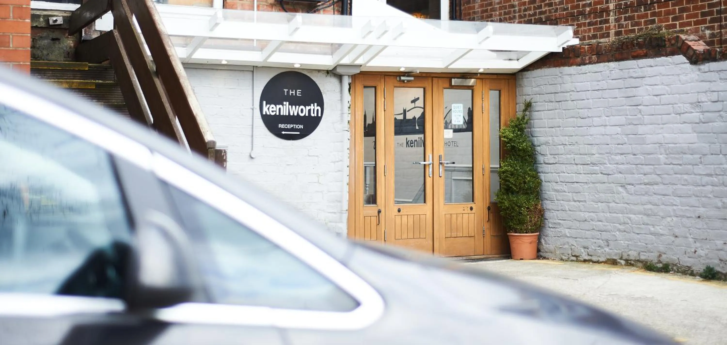 Facade/entrance in Kenilworth Hotel