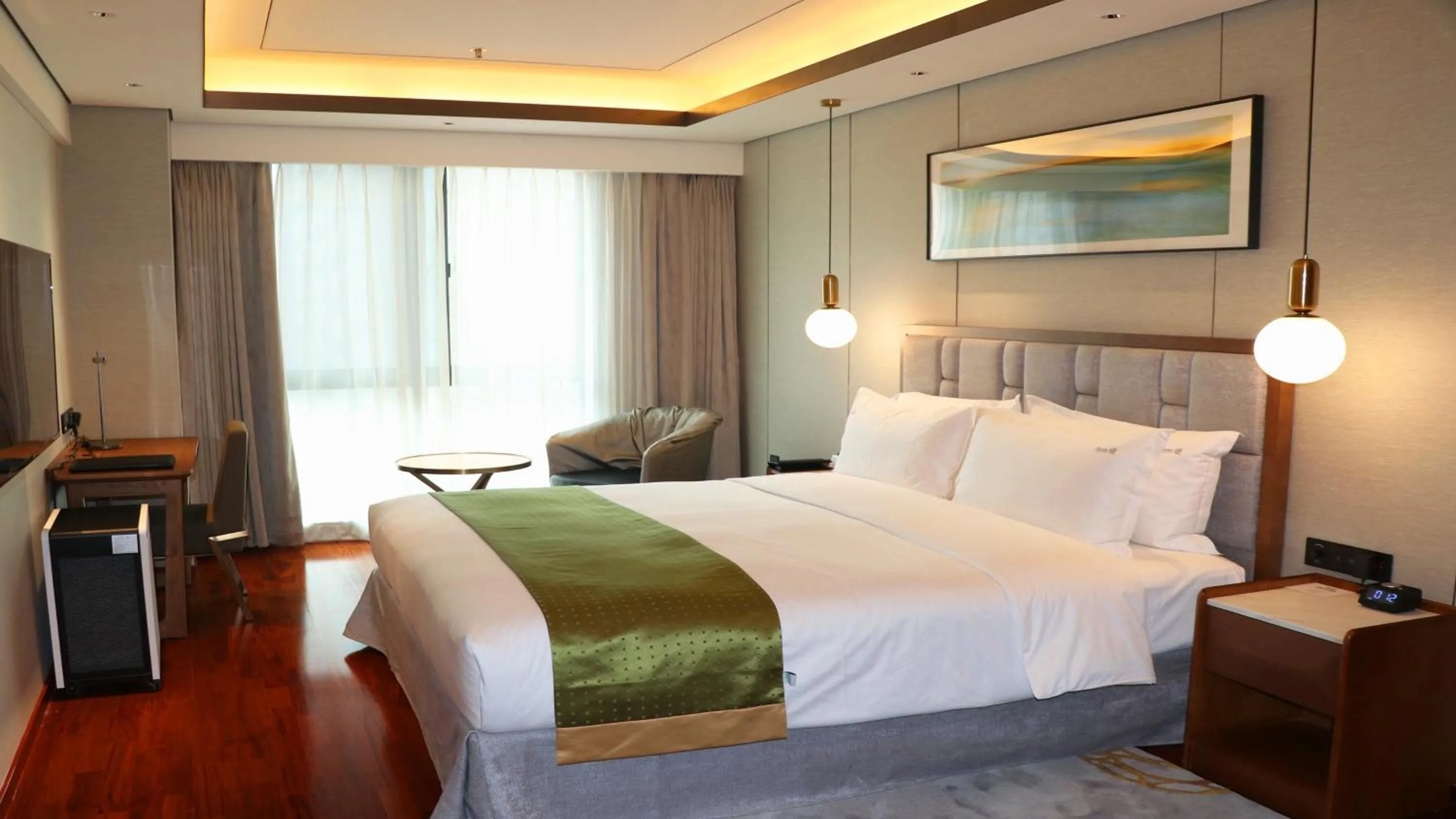 Photo of the whole room, Bed in Holiday Inn Suites Xi'an High-Tech Zone by IHG