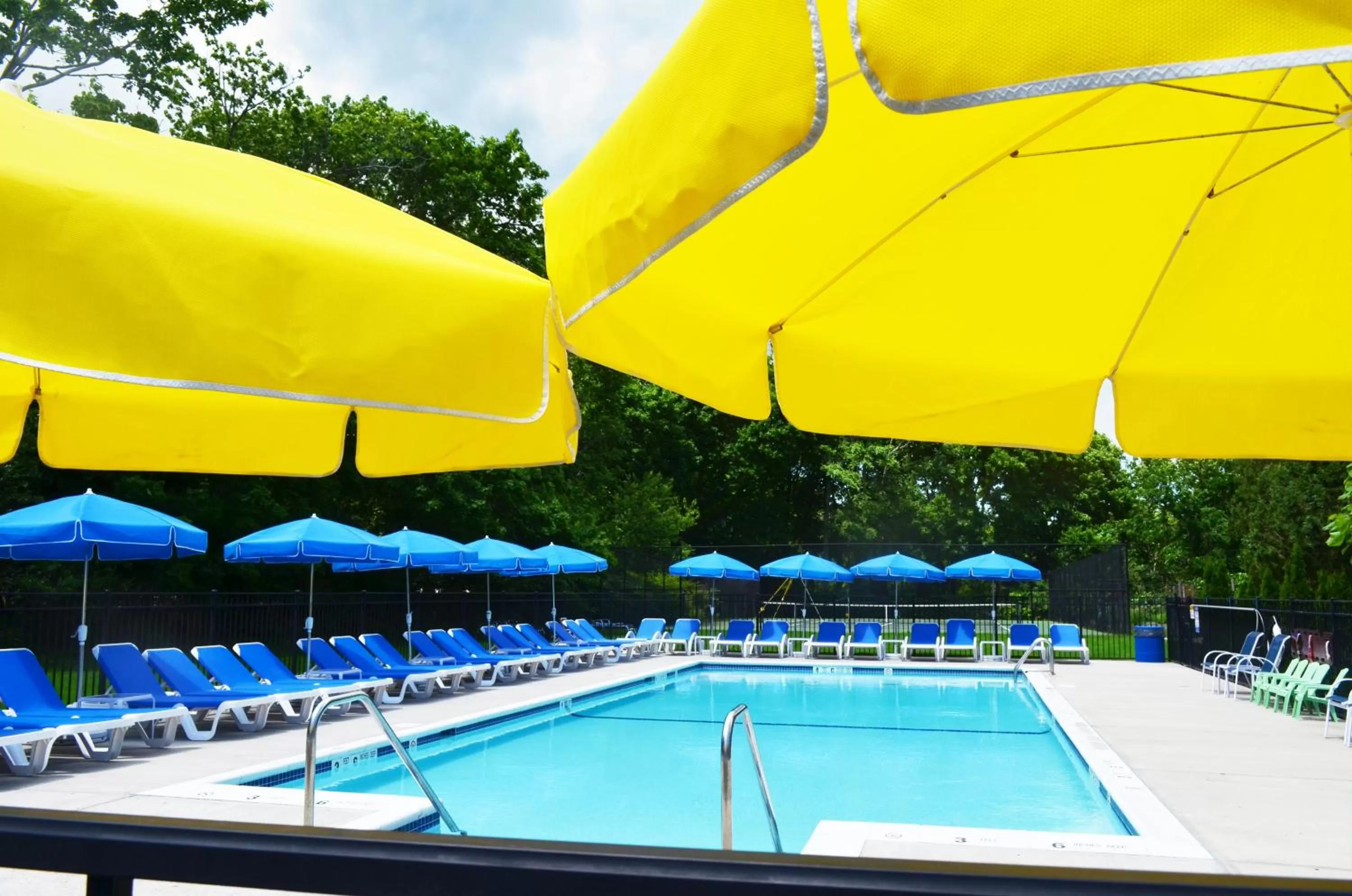 Swimming pool in Southampton Inn