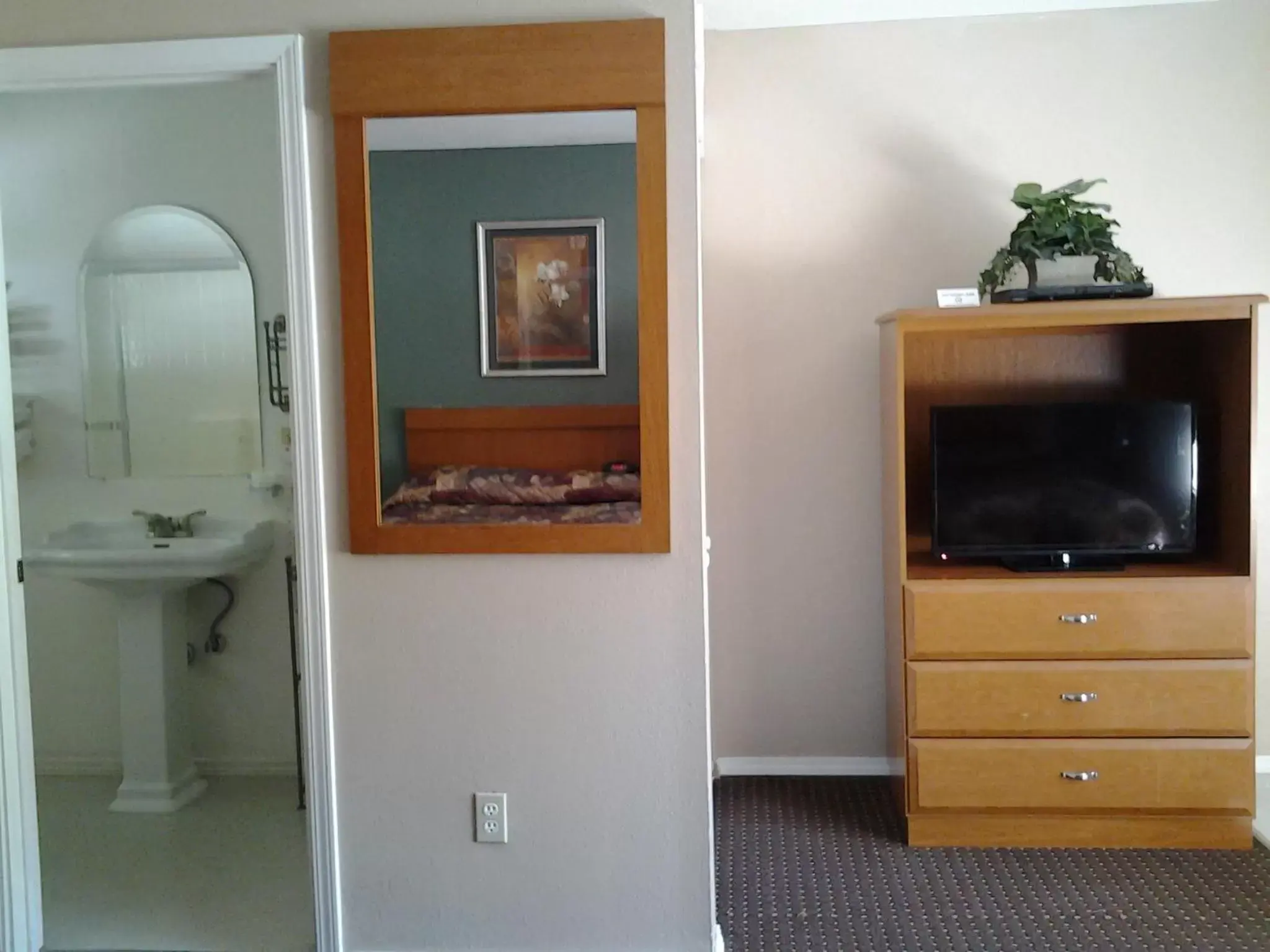Queen Room with Two Queen Beds in Maple Leaf Motel Queen Room with Two Queen Beds in Maple Leaf Motel
