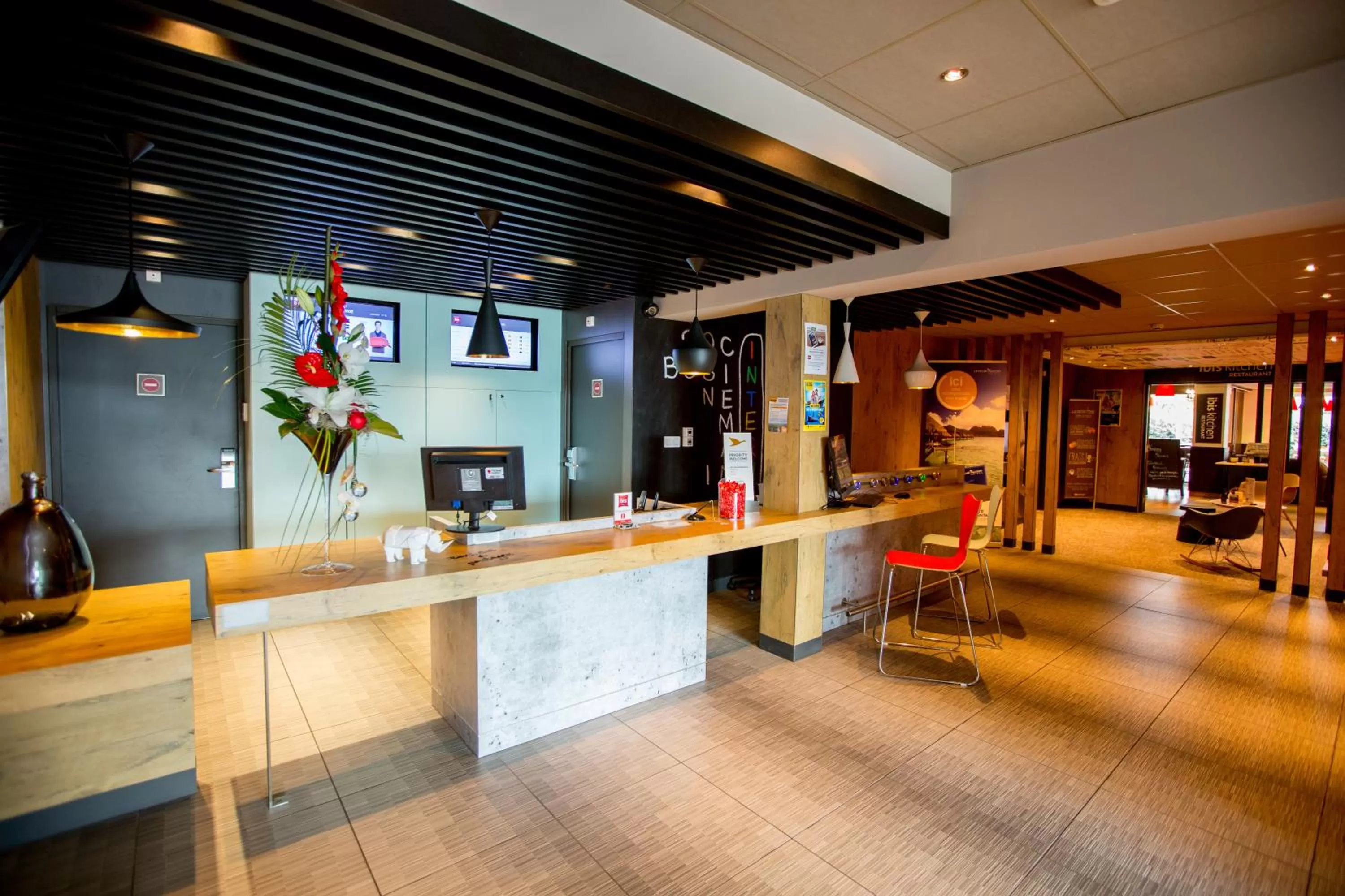 Lobby or reception in ibis Cherbourg La Glacerie