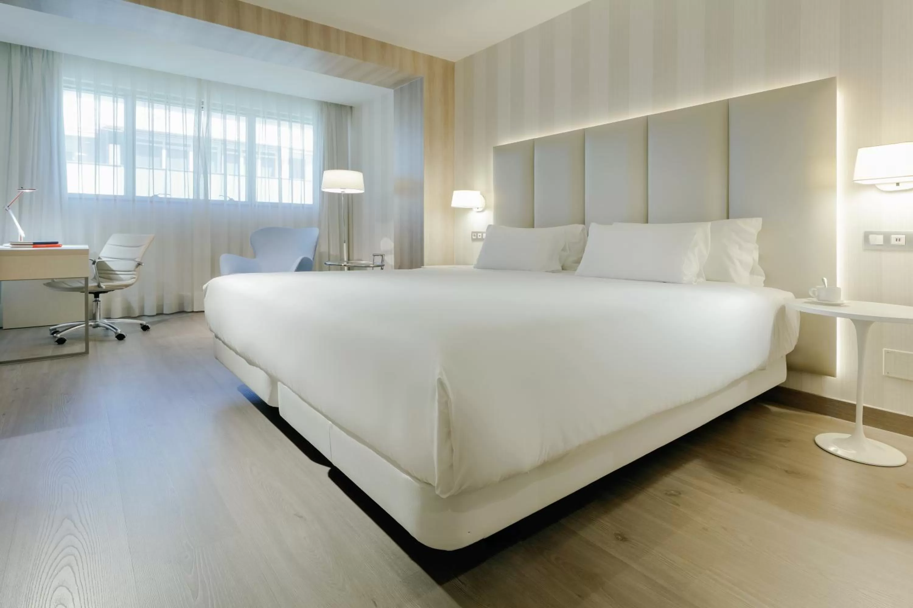 Photo of the whole room, Bed in Hesperia A Coruña Centro