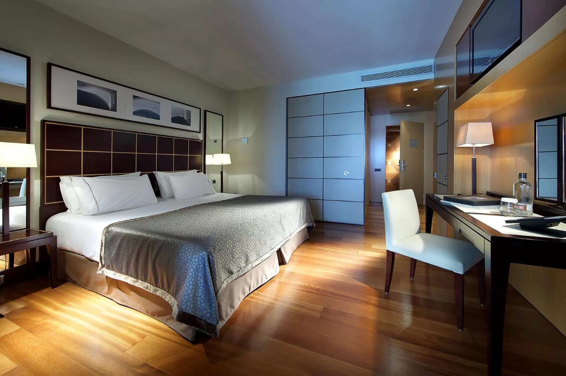 Bed in Eurostars Grand Marina Hotel GL