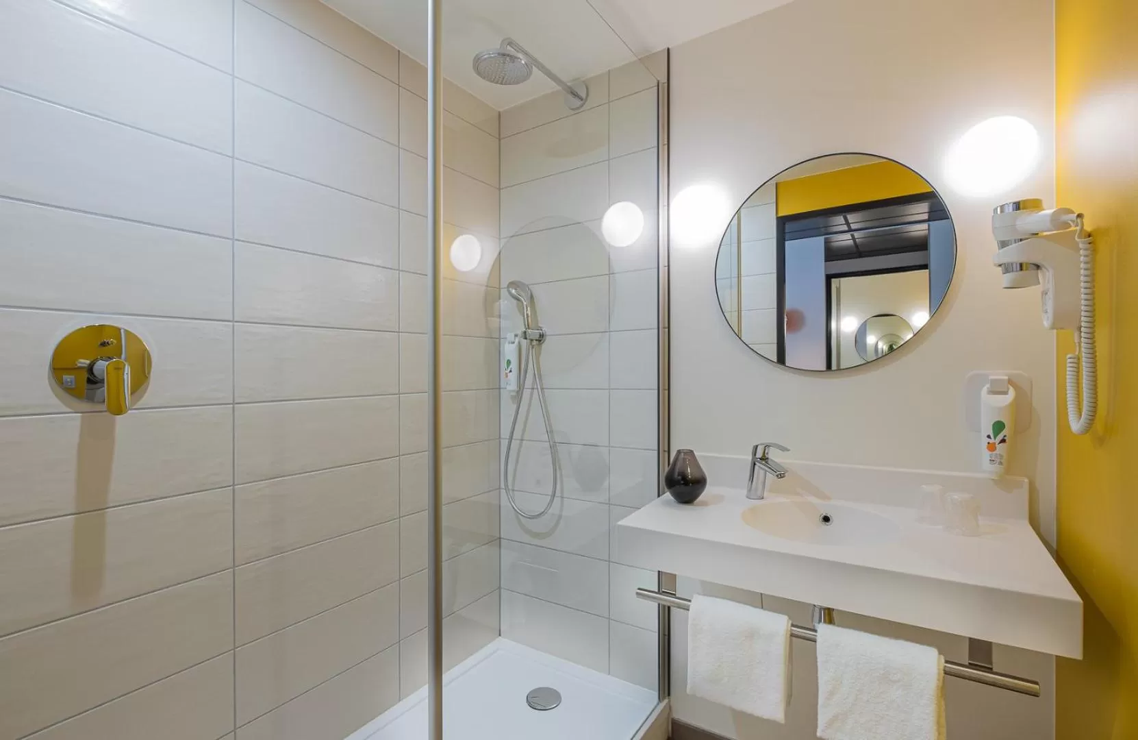 Shower in ibis Styles Paris Meteor Avenue d'Italie