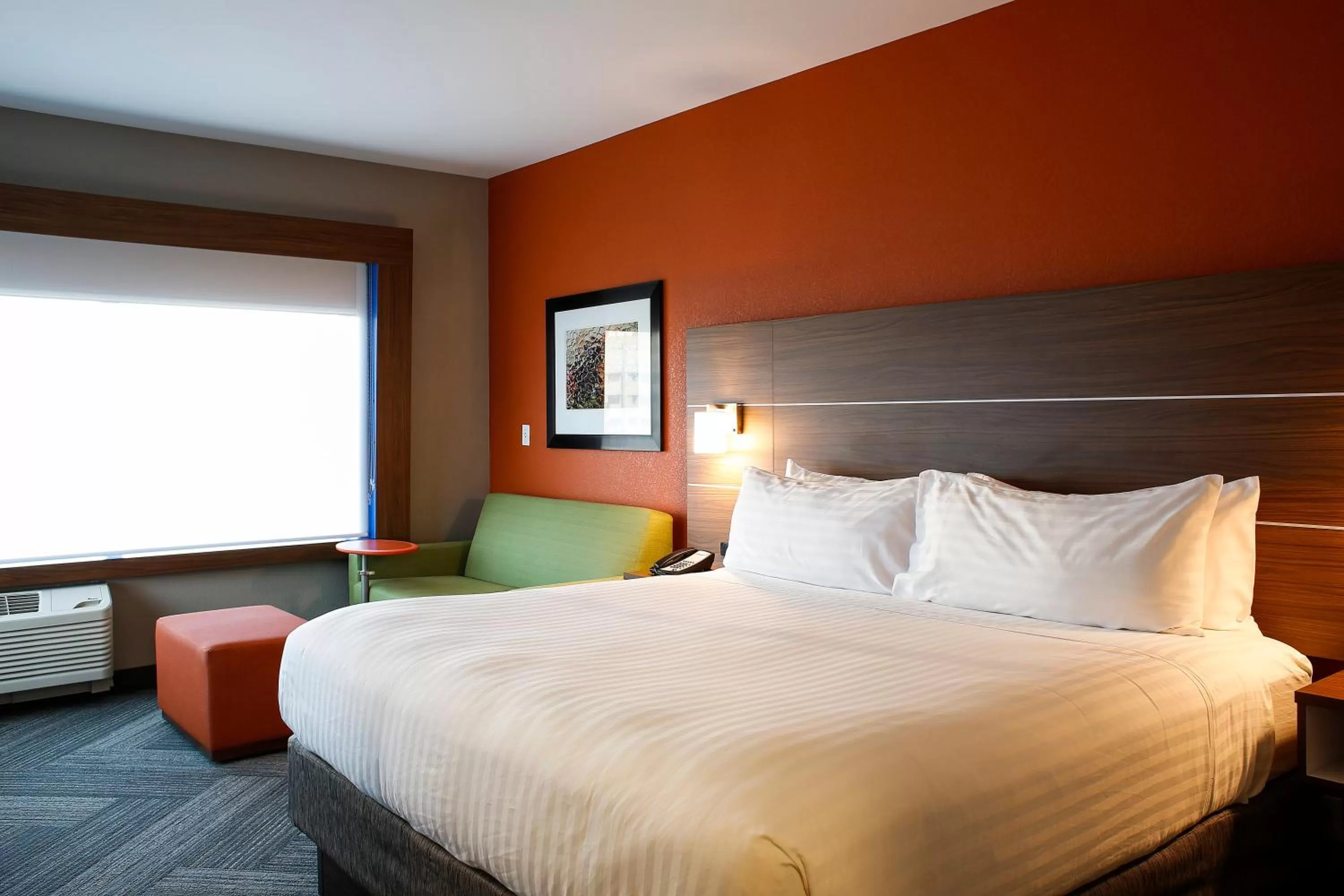 Photo of the whole room, Bed in Holiday Inn Express & Suites Downtown Louisville by IHG