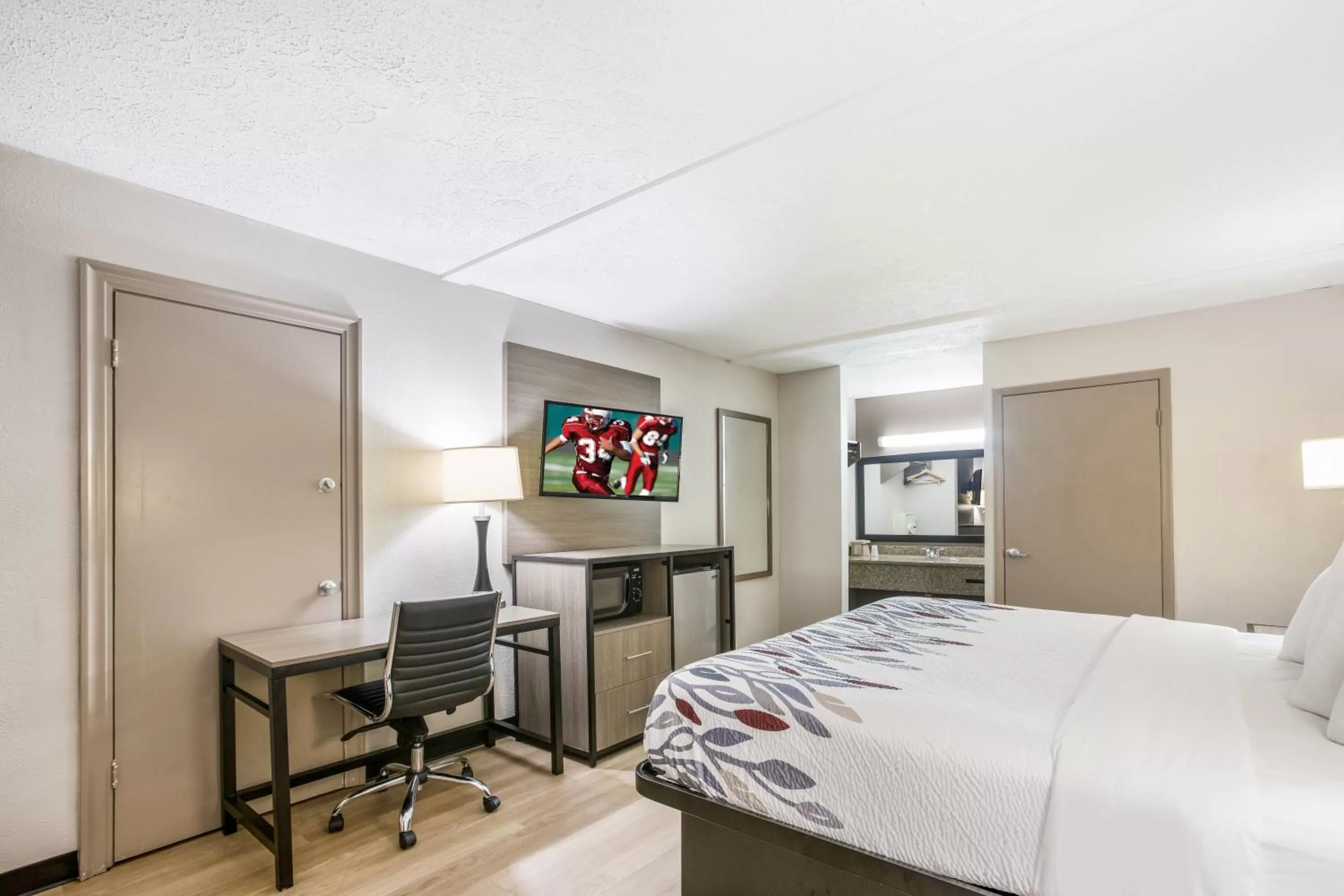 Bedroom, Bed in Red Roof Inn Savannah - Richmond Hill I-95