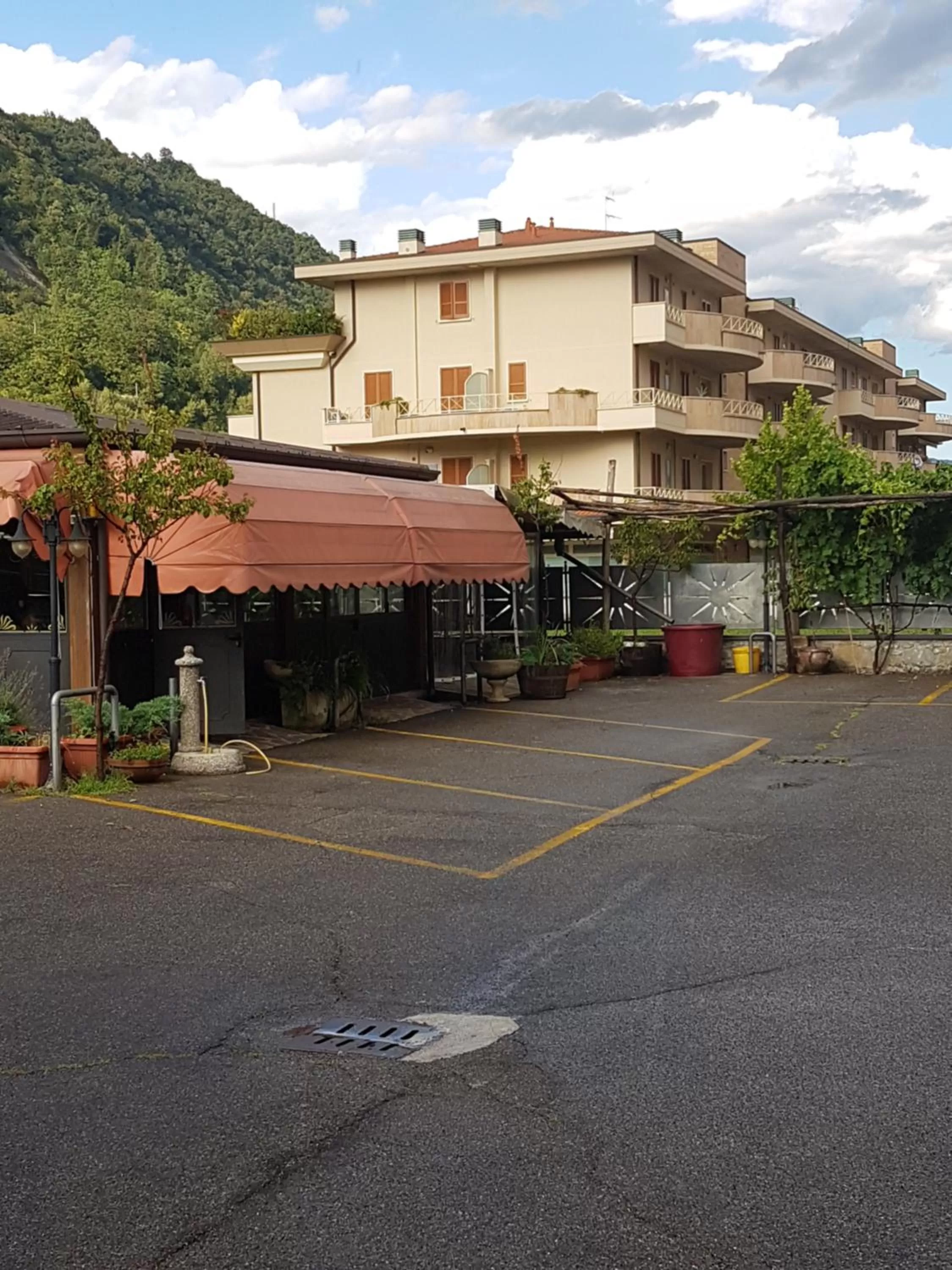 Facade/entrance, Property Building in Macloud pub B&B