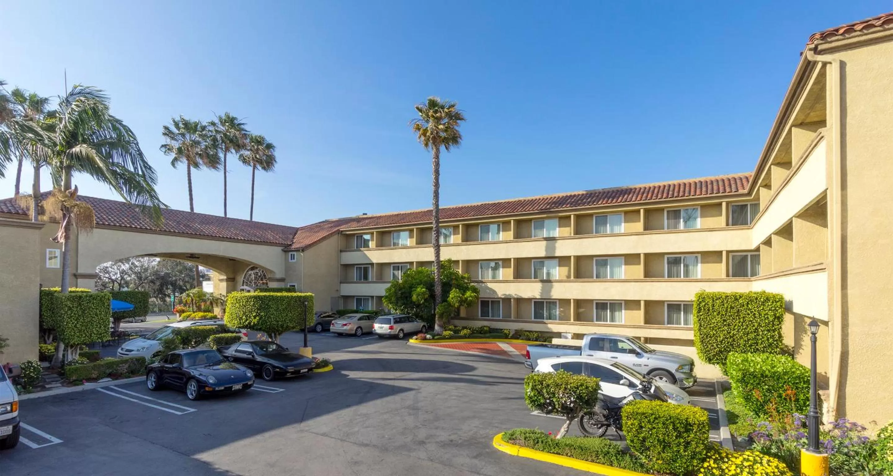 Property building in Best Western Plus Newport Mesa Inn