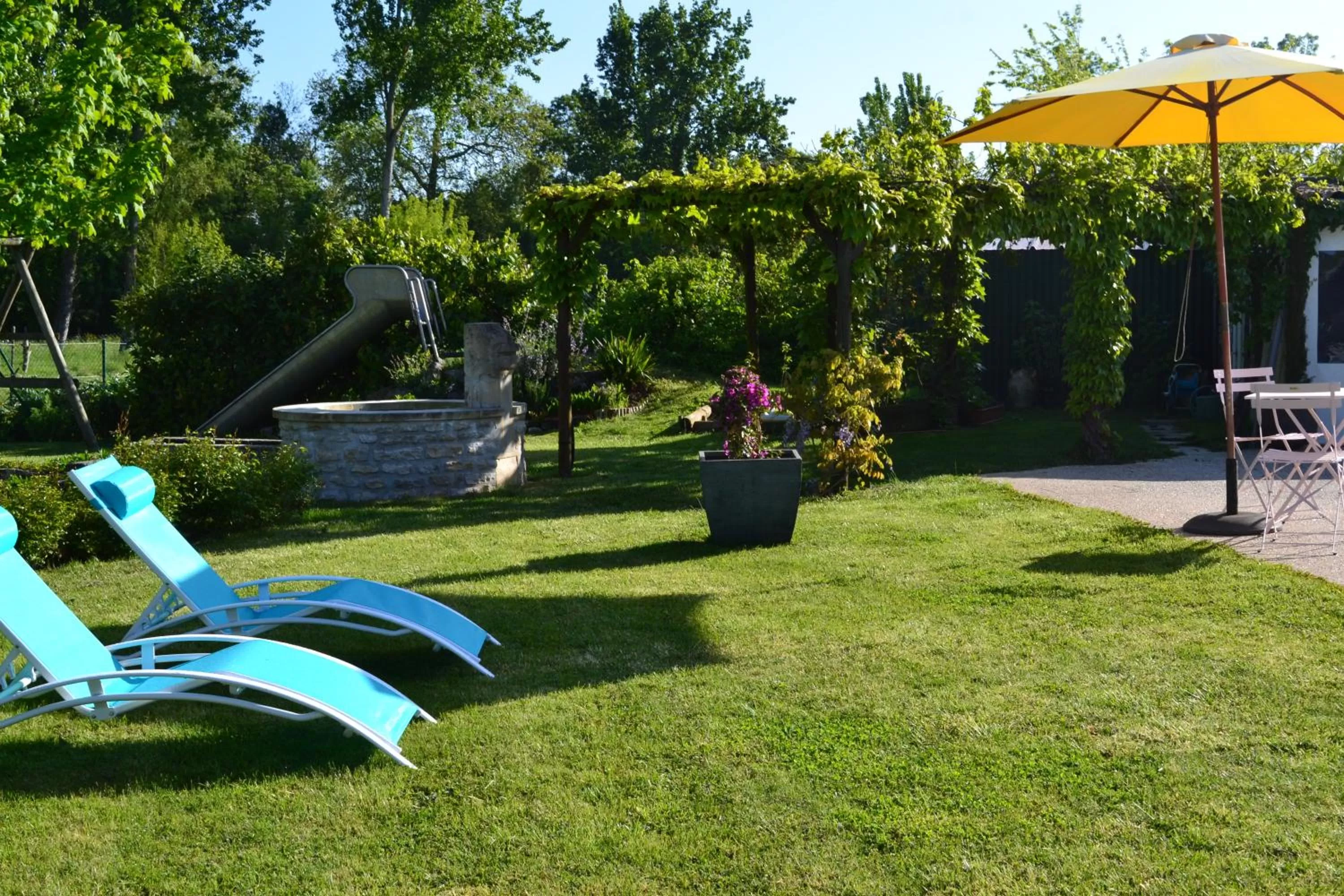 Property building, Garden in L'instant bleu