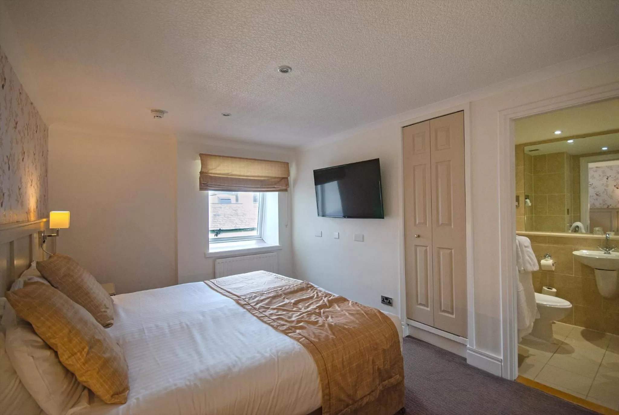 Bedroom, Bed in Royal Victoria Hotel Snowdonia