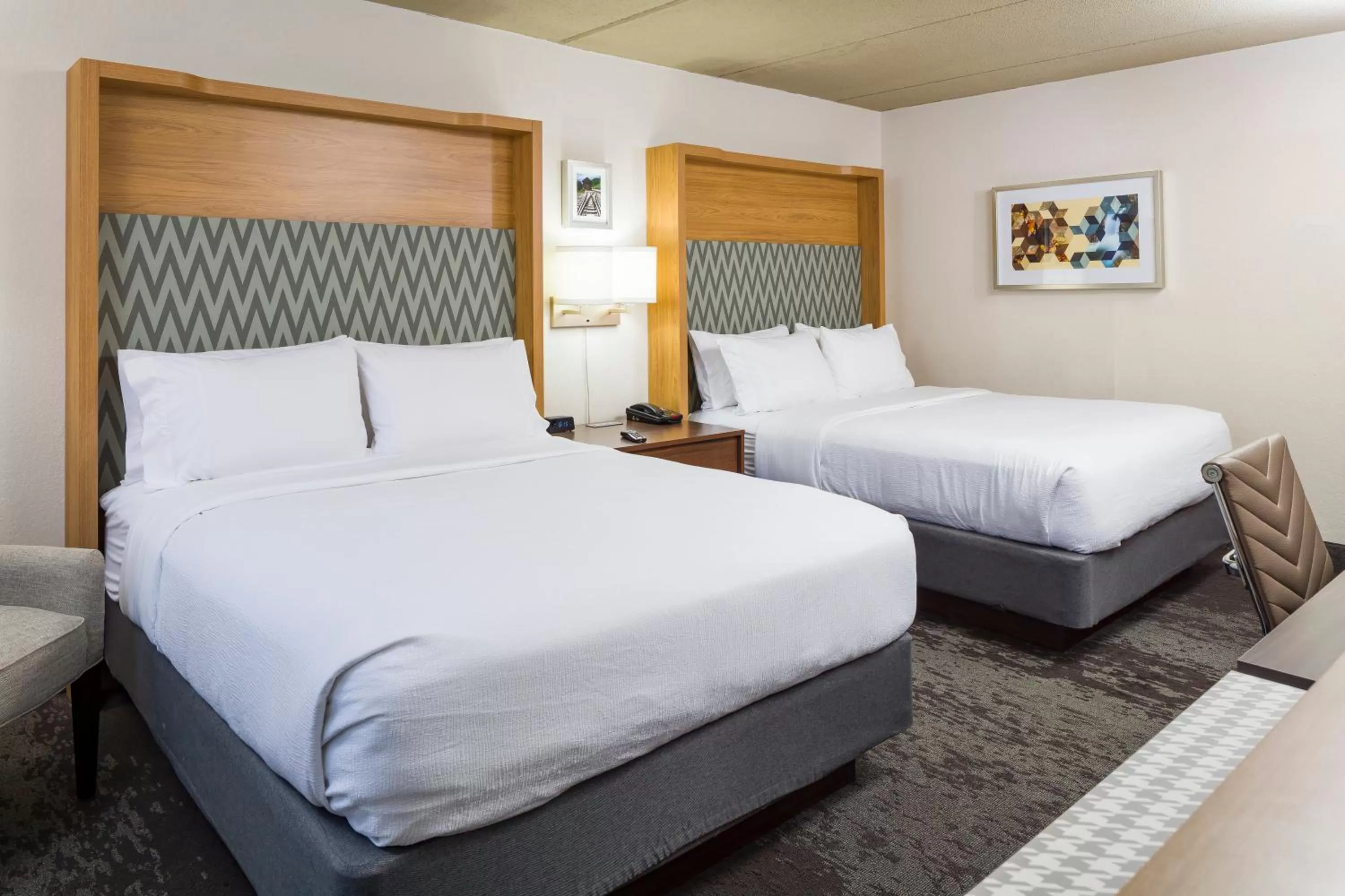 Photo of the whole room, Bed in Holiday Inn Salem by IHG