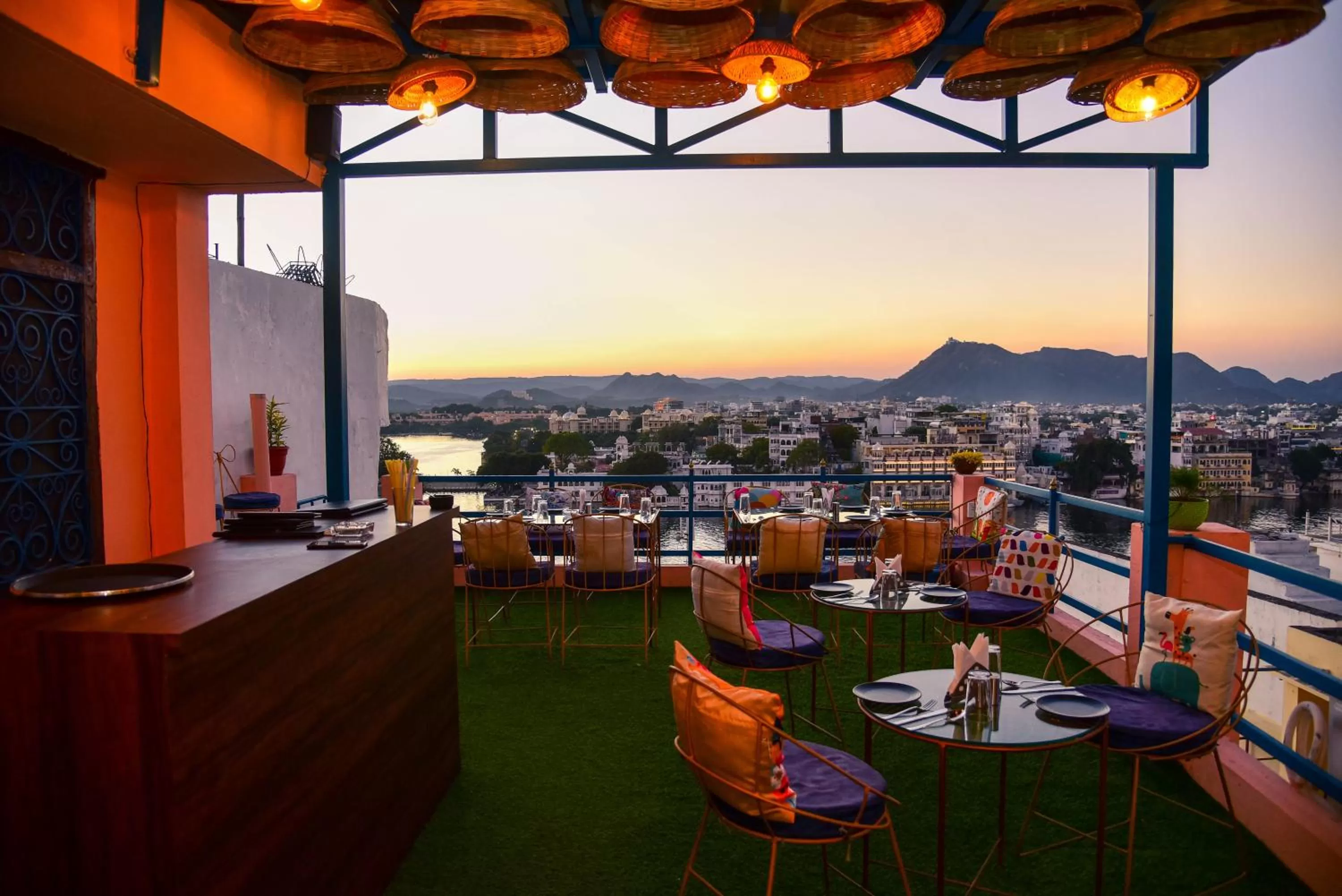 Restaurant/places to eat in Hotel Casa by the lake