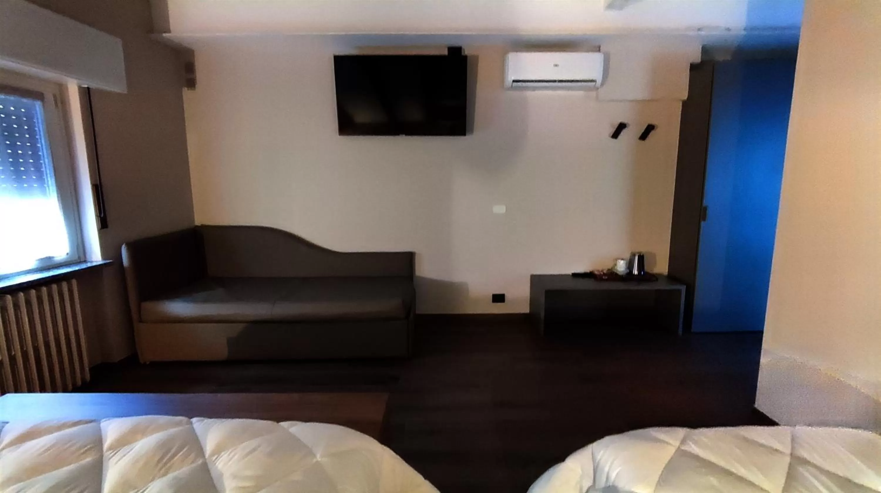 TV and multimedia, Bed in Hotel Emiliana