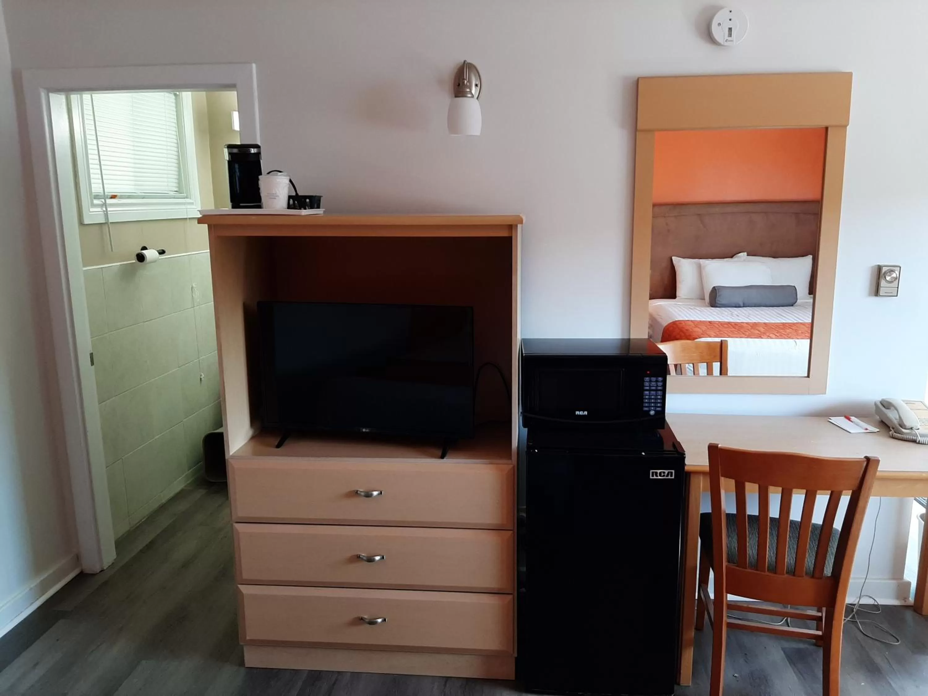 Communal lounge/ TV room in Howard Johnson by Wyndham Woodstock NB