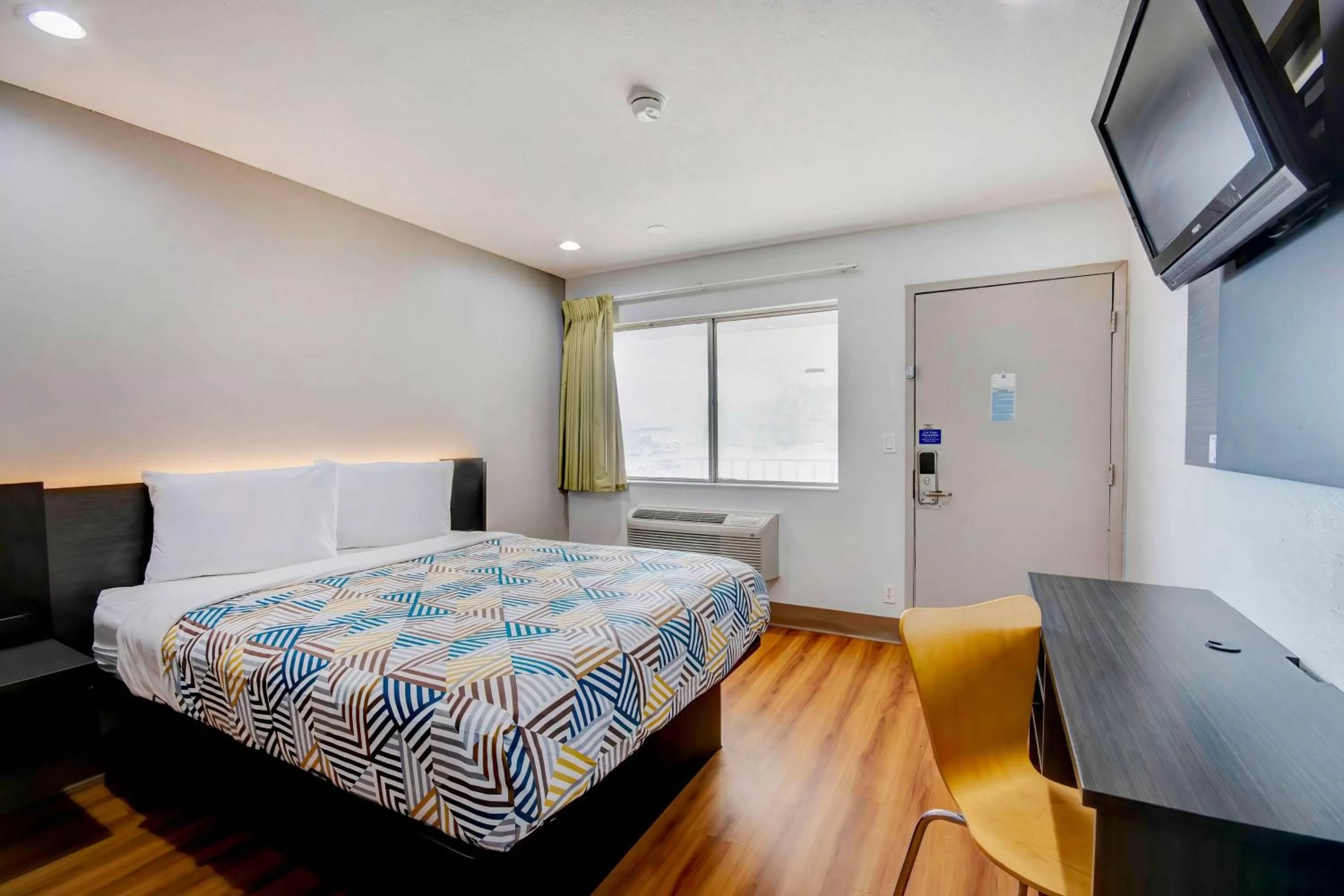 Bedroom, Bed in Motel 6-Port Allen, LA - Baton Rouge