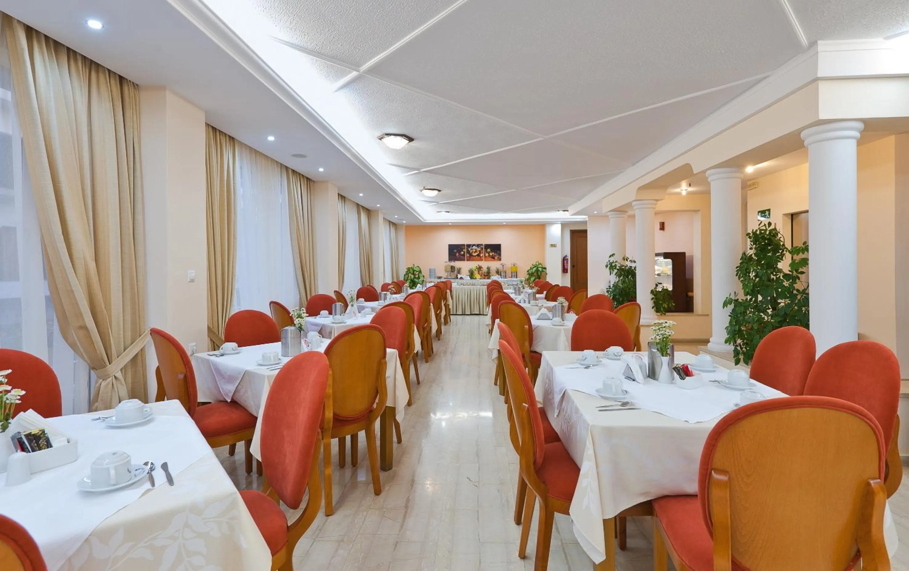 Restaurant/places to eat in Nefeli Hotel