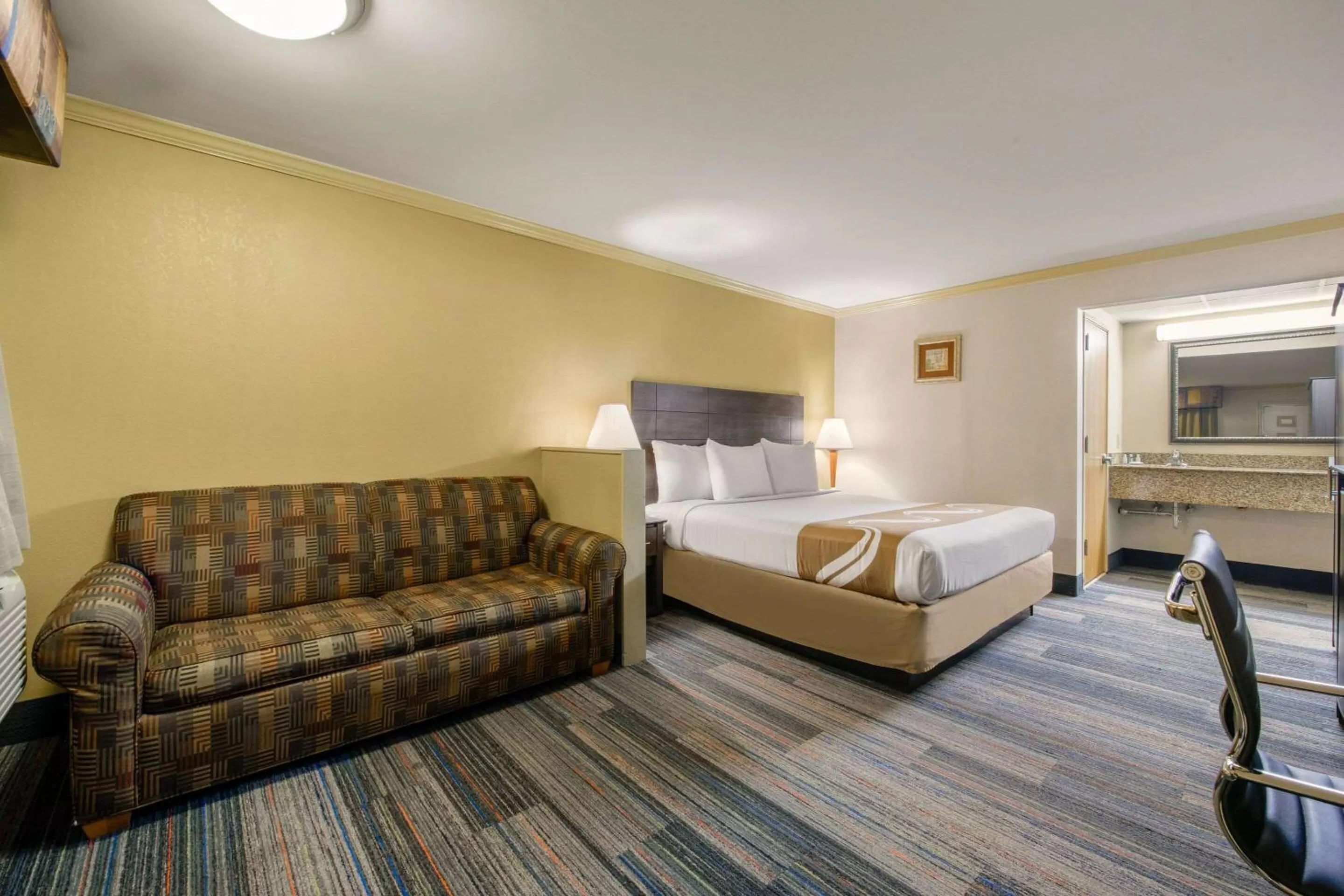 Photo of the whole room, Bed in Hibiscus Inn & Suites