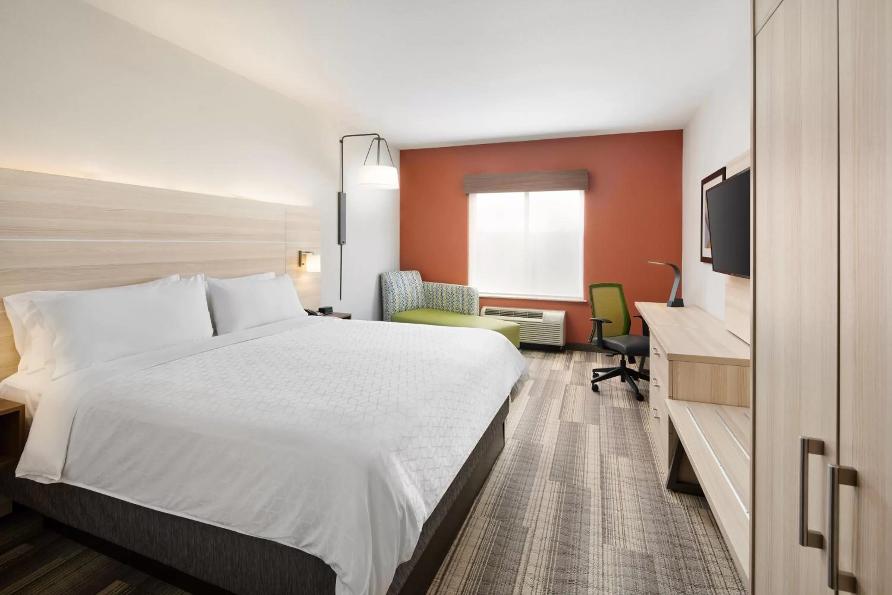 Photo of the whole room, Bed in Holiday Inn Express Hotel & Suites Salem by IHG