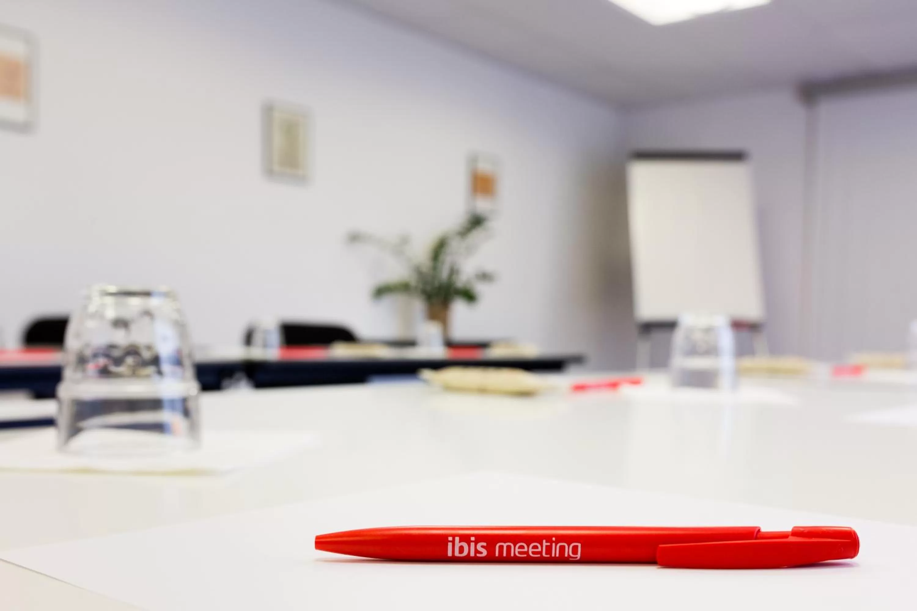 Communal lounge/ TV room in ibis Montauban