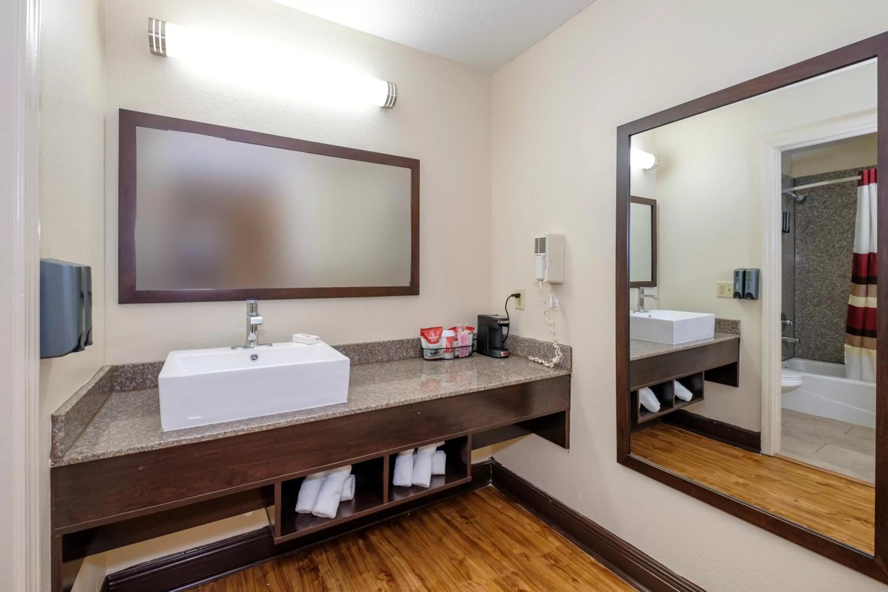 Bathroom, Bed in Red Roof Inn PLUS+ Hammond