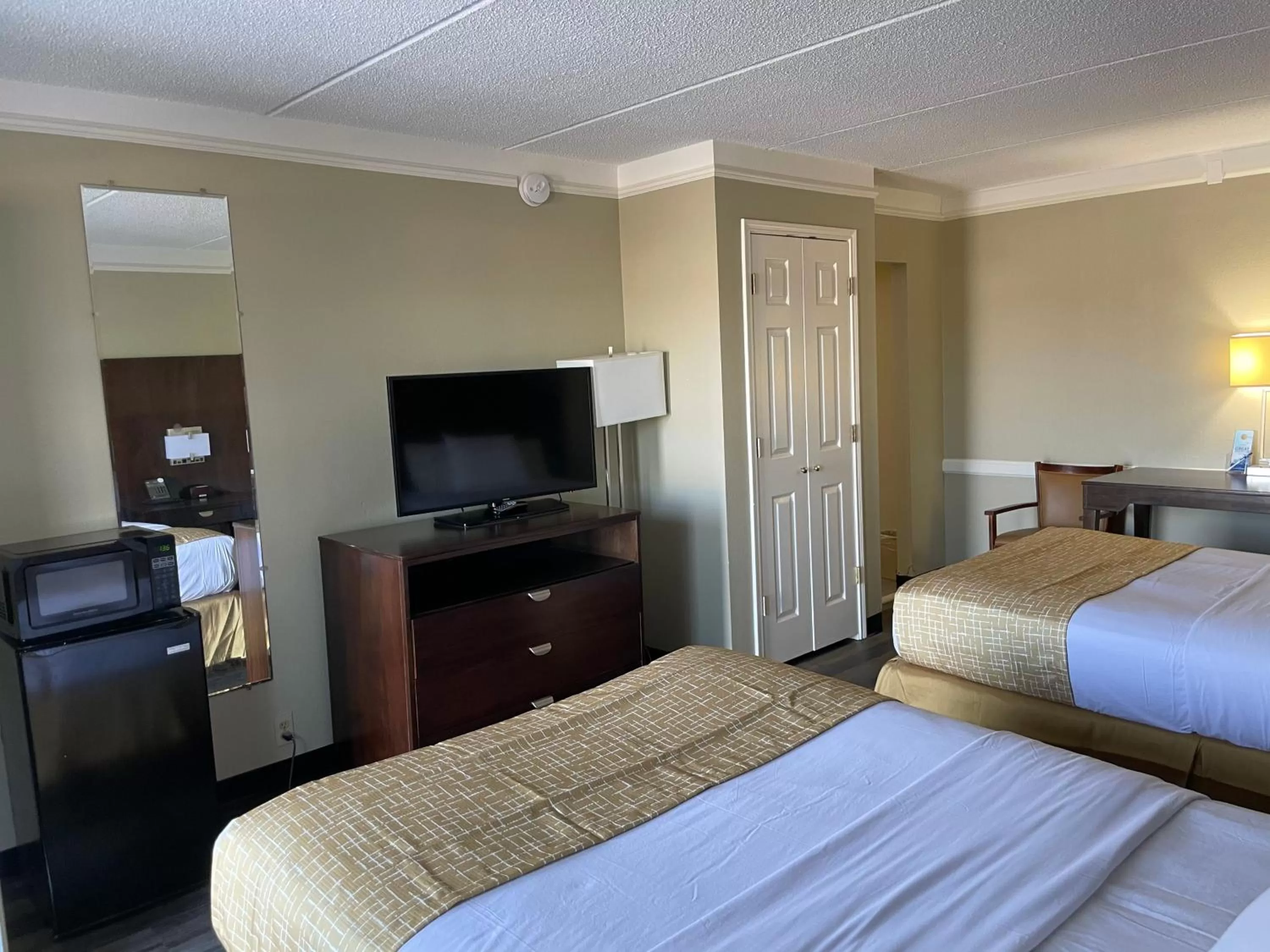 Bedroom, Bed in Travelodge by Wyndham Tuscaloosa