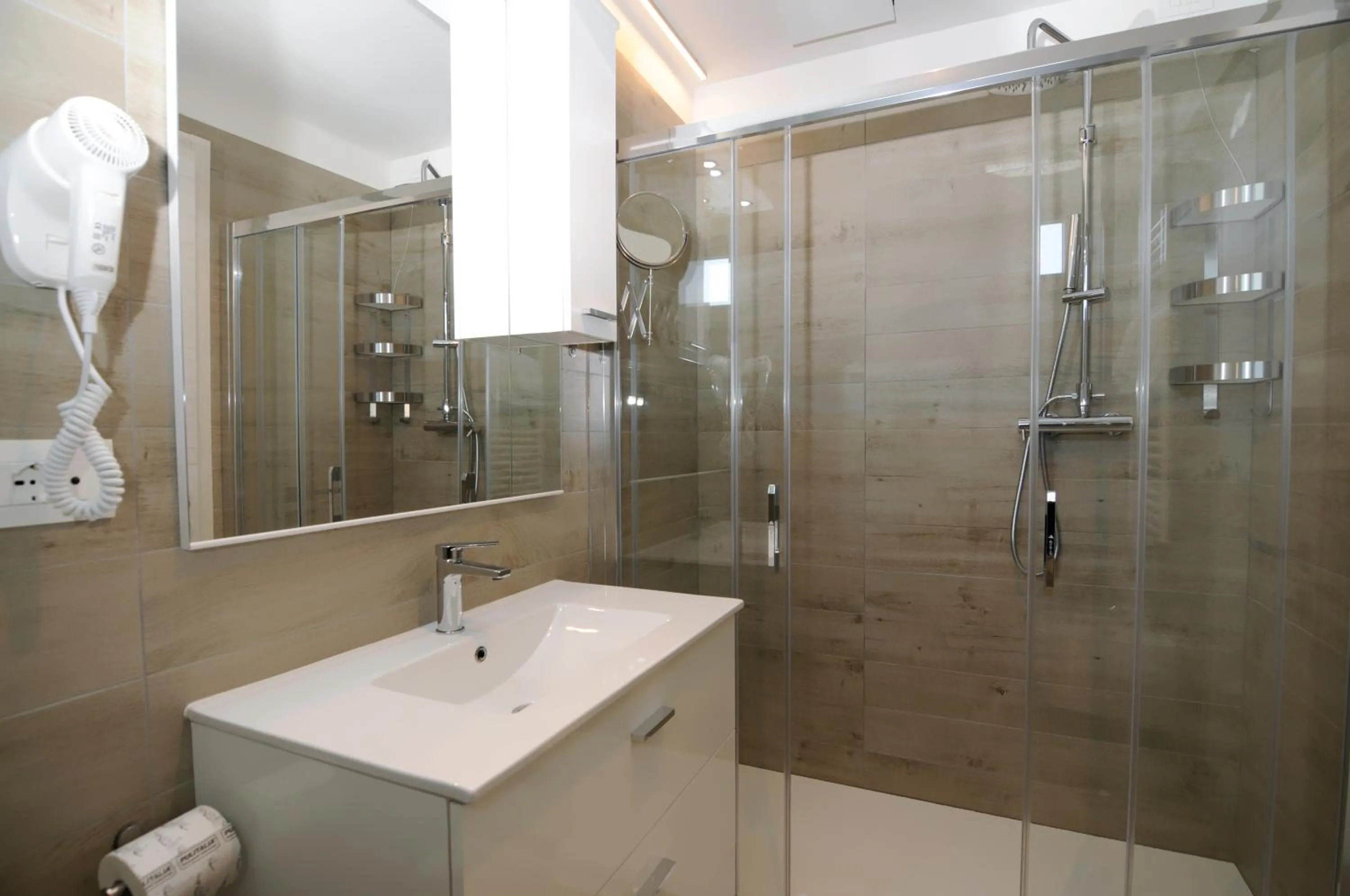 Shower in Marina Palace Hotel 4 stelle S