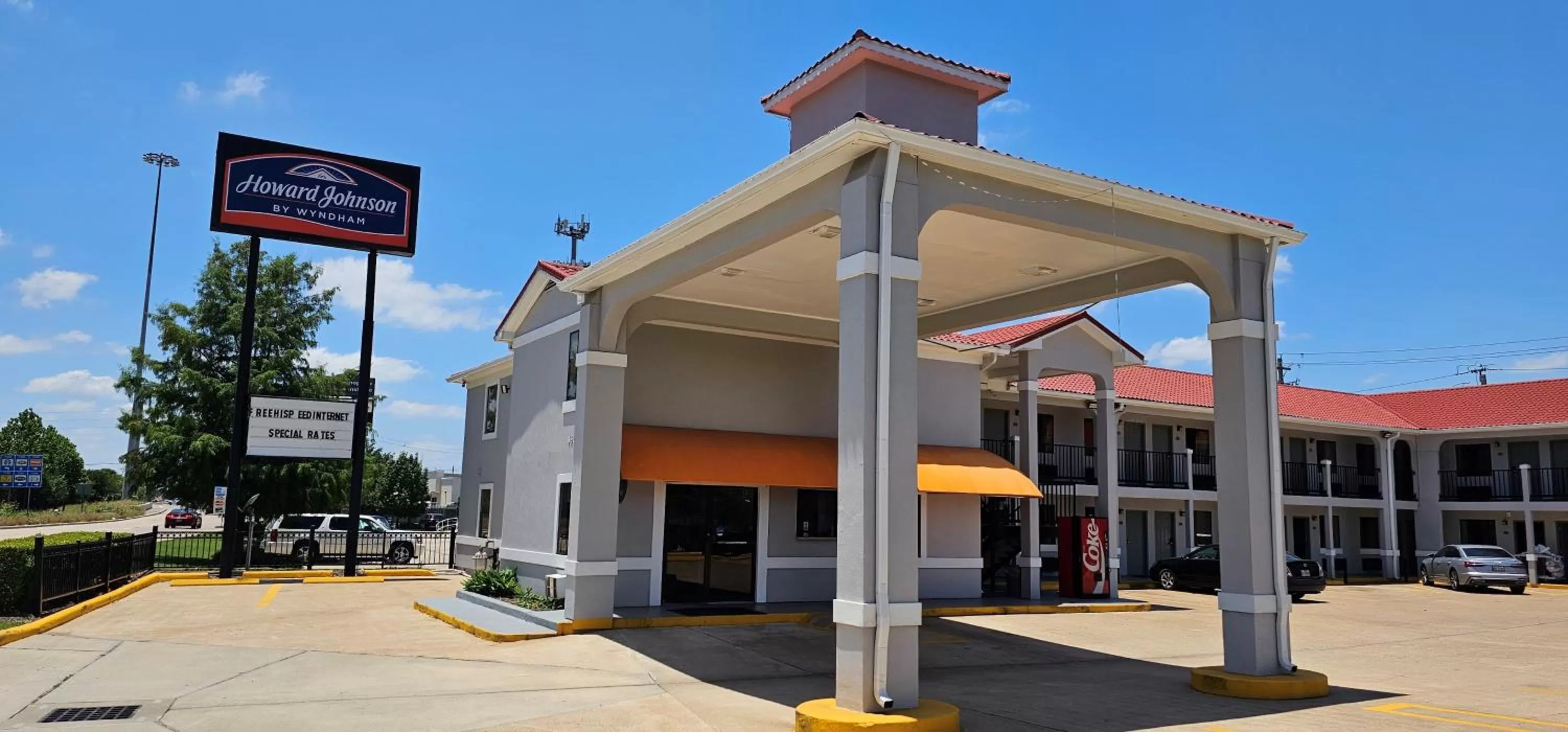 Property building in Howard Johnson by Wyndham Houston Heights Downtown