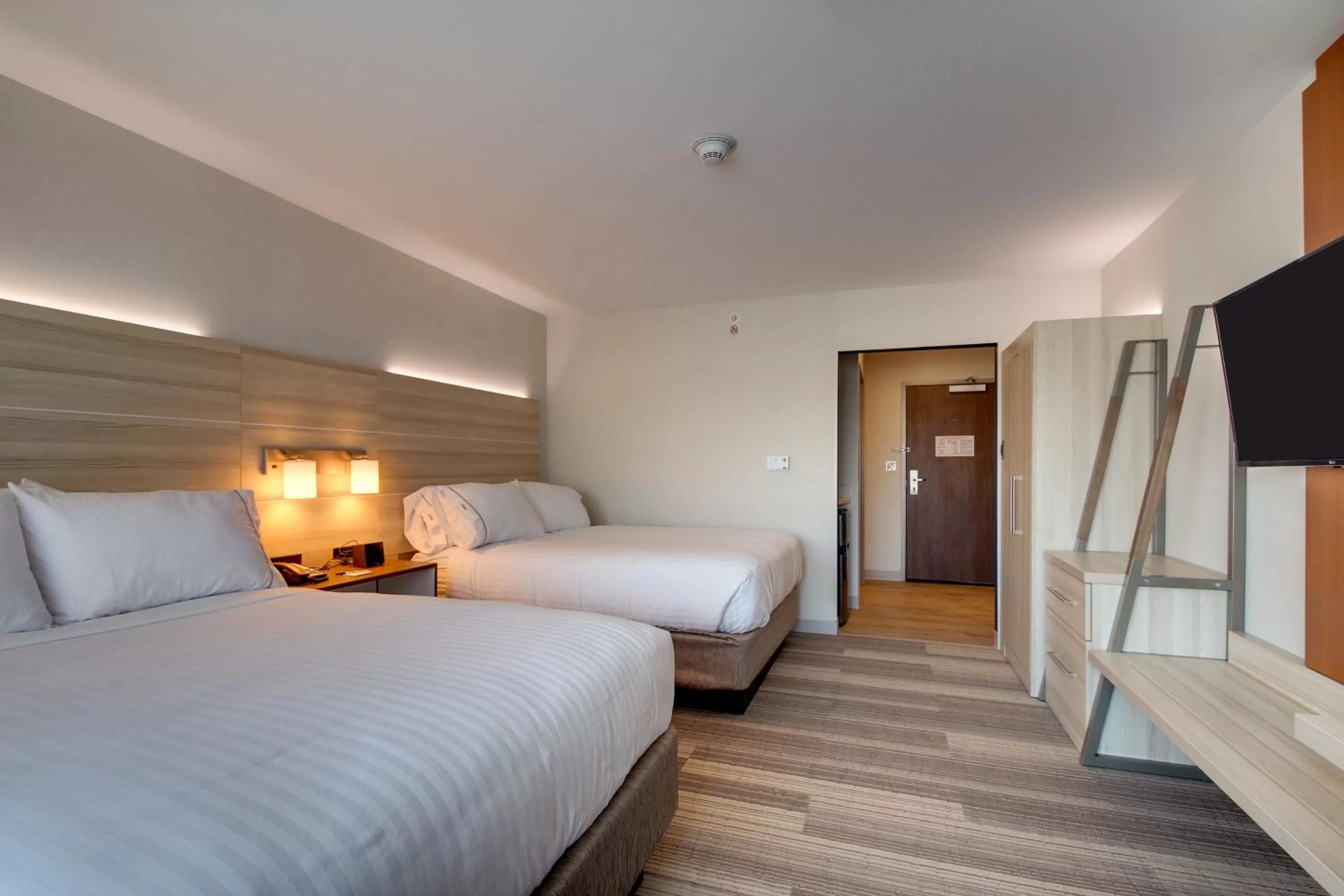 Bed in Holiday Inn Express & Suites Galesburg by IHG