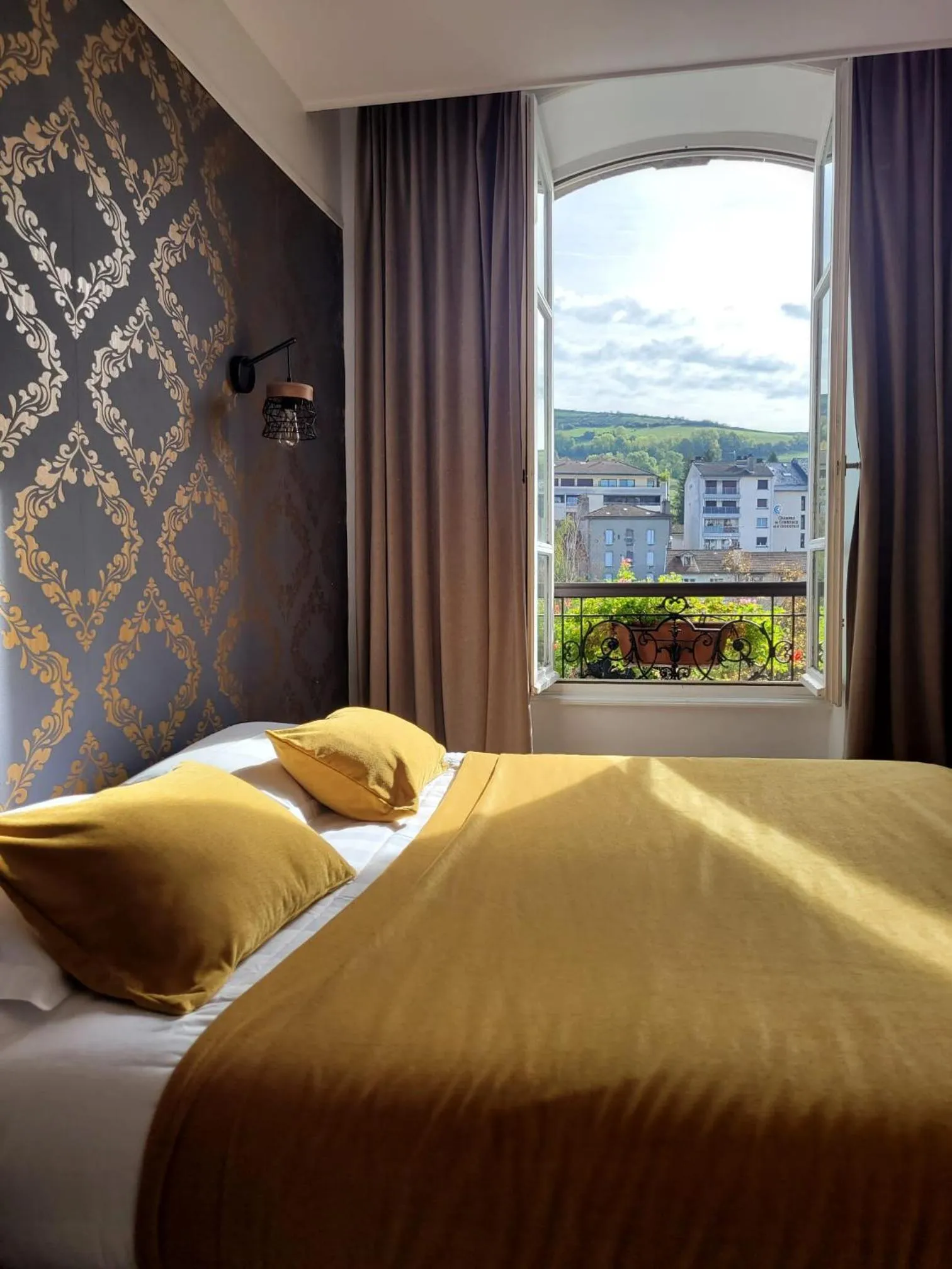Property building, Bed in The Originals Boutique, Grand Hôtel Saint-Pierre, Aurillac