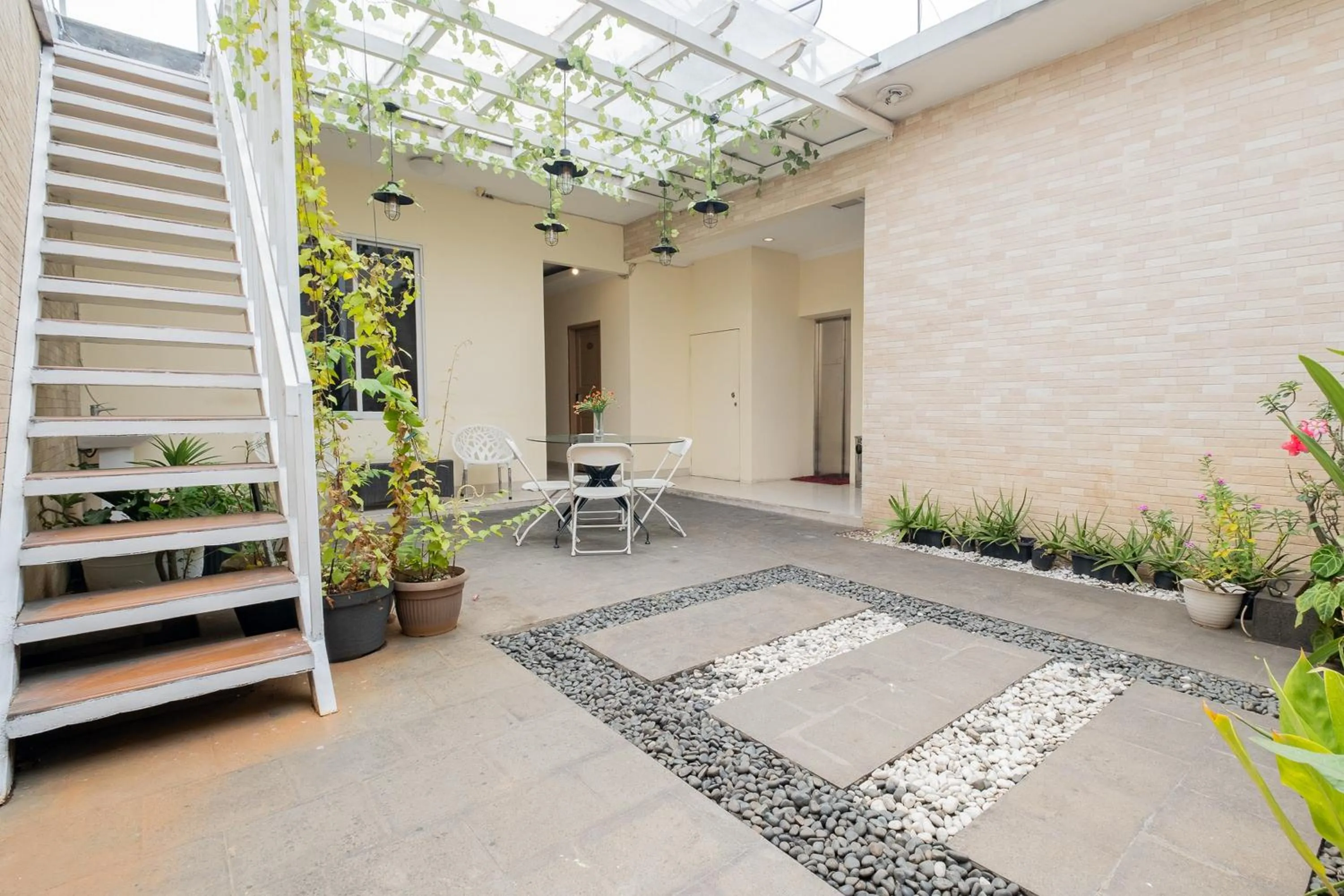 Property building in RedDoorz Plus @ Cideng Barat