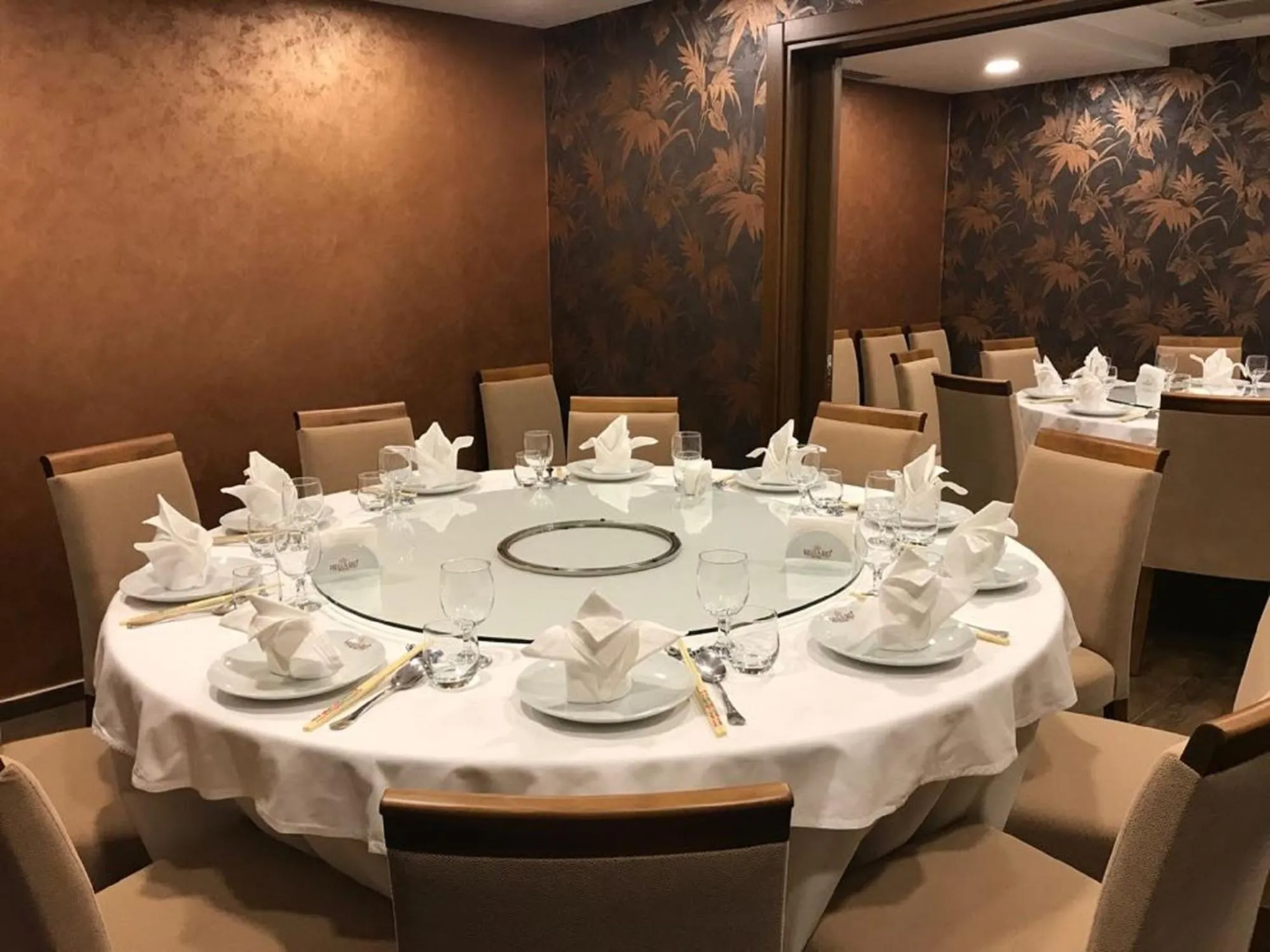 Restaurant/places to eat in Regard Hotel