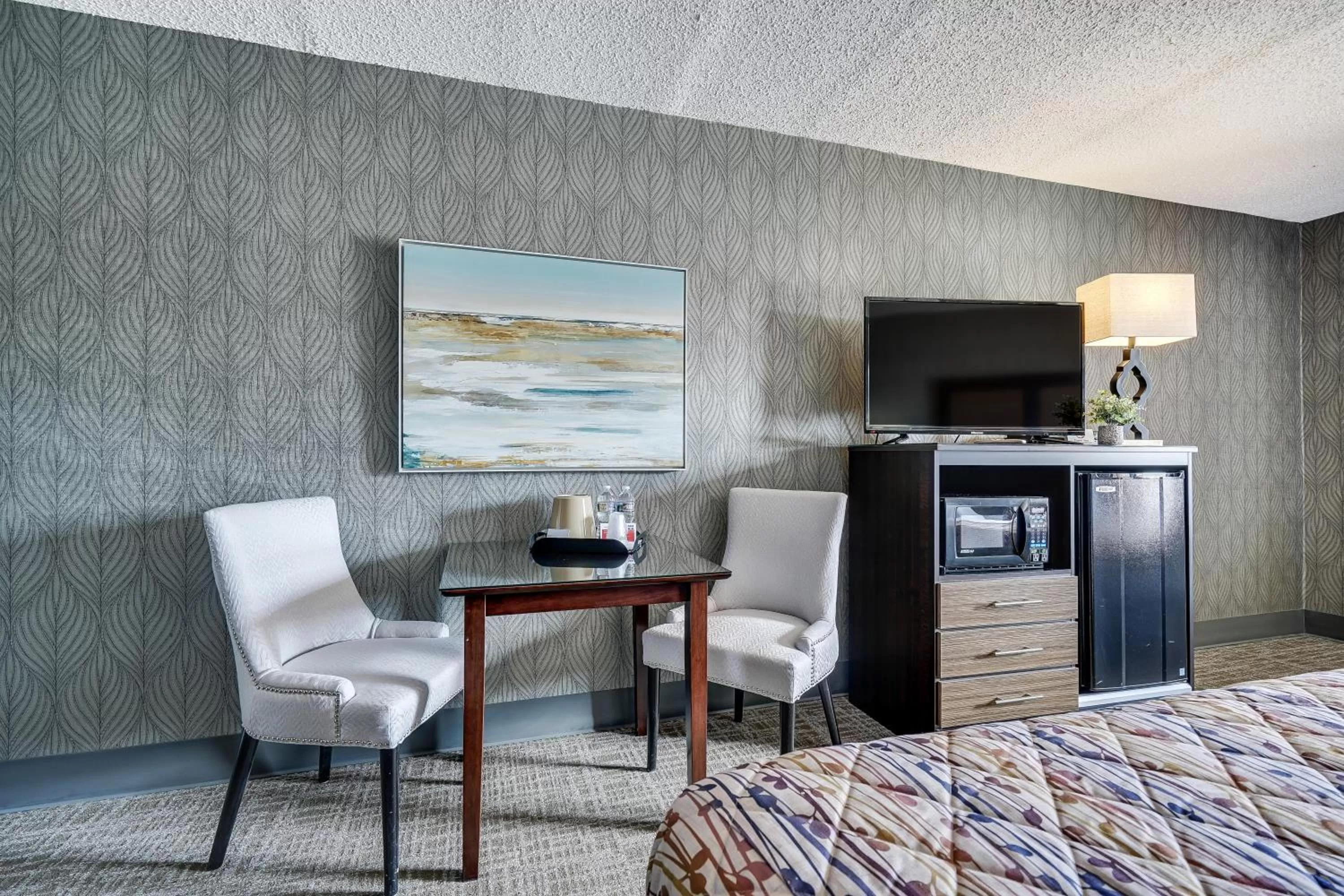 Photo of the whole room, Bed in Blue Creek Inn