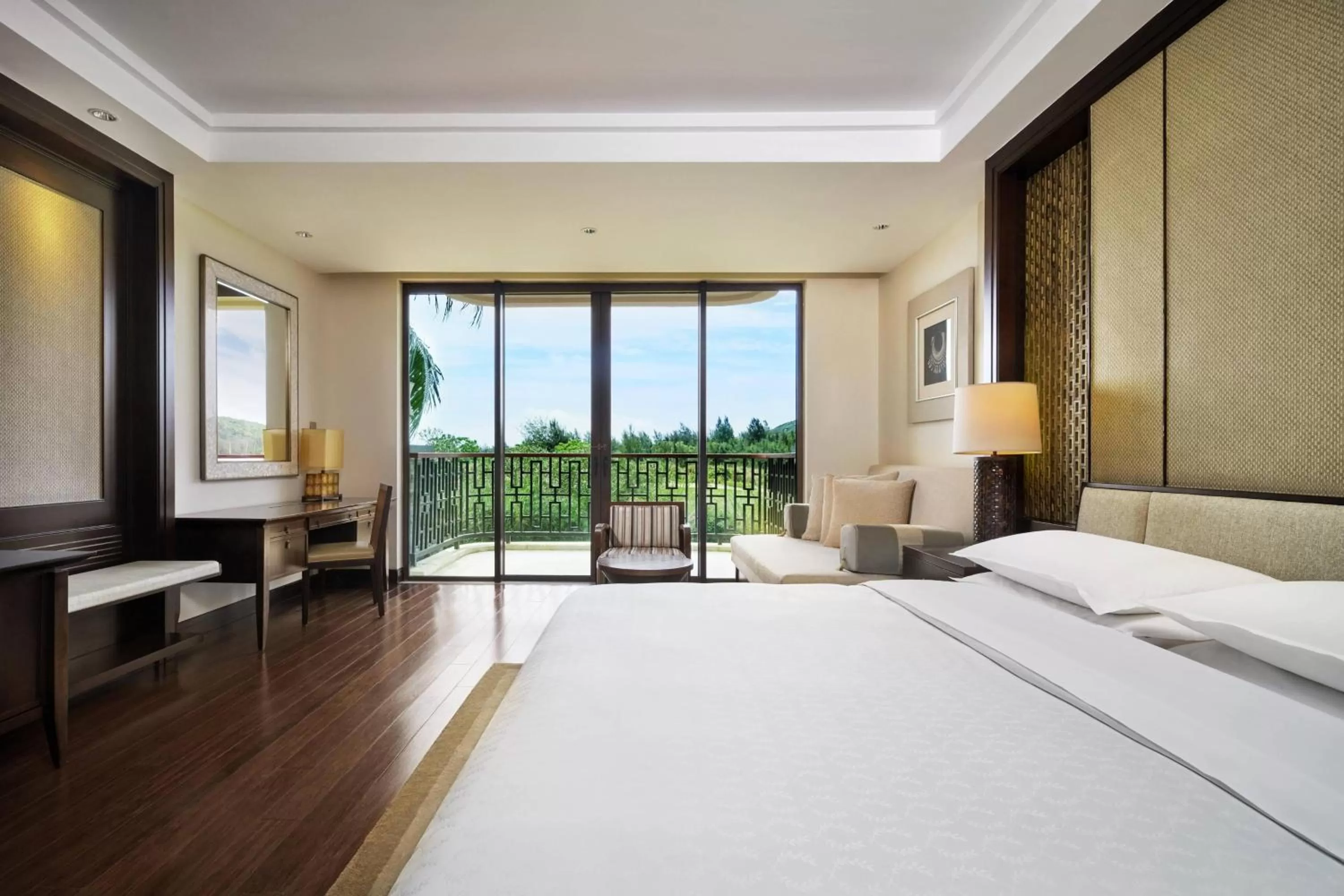 Photo of the whole room, Bed in Sheraton Shenzhou Peninsula Resort