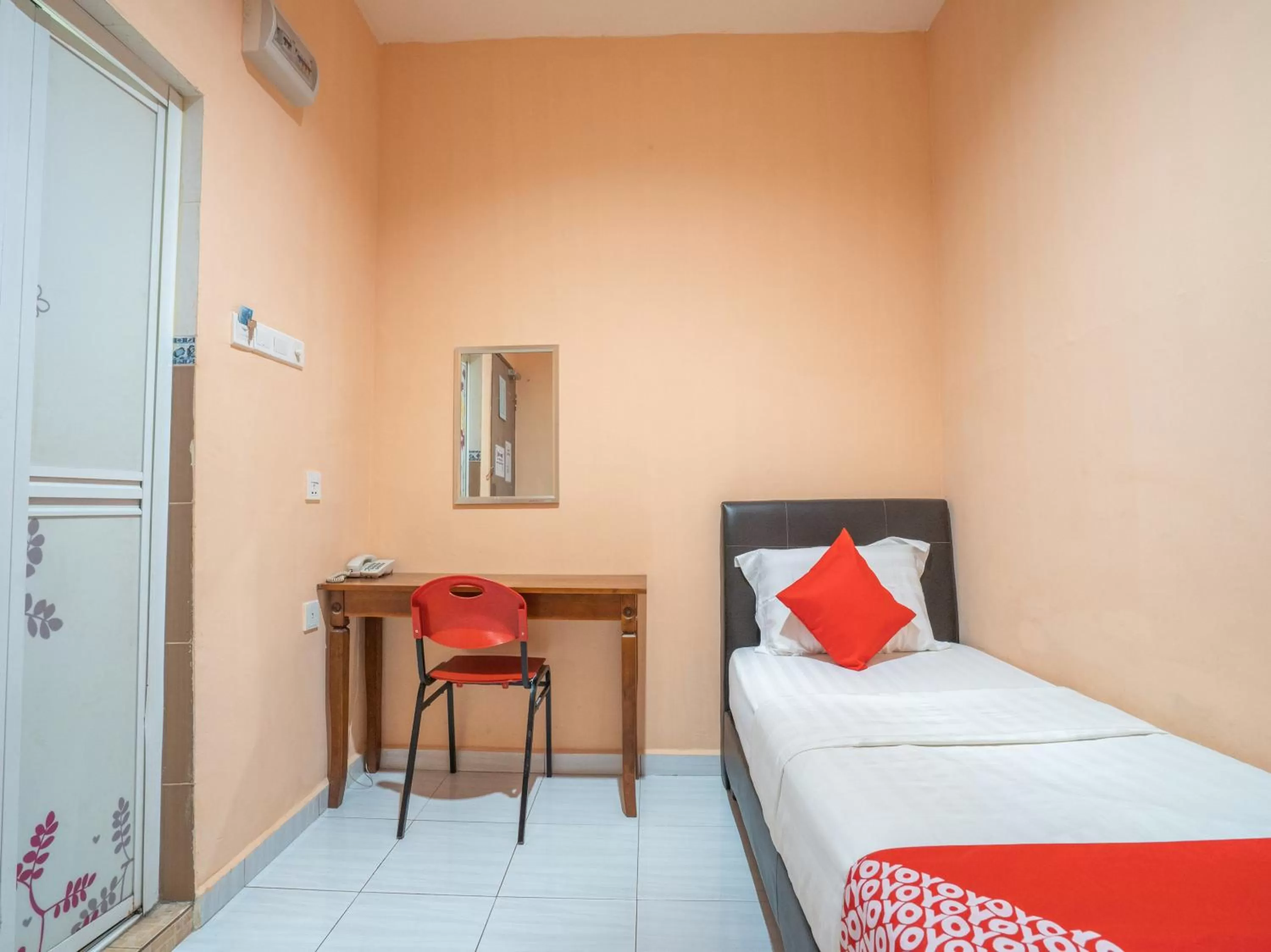 Standard Single Room - single occupancy in Sz Hotel