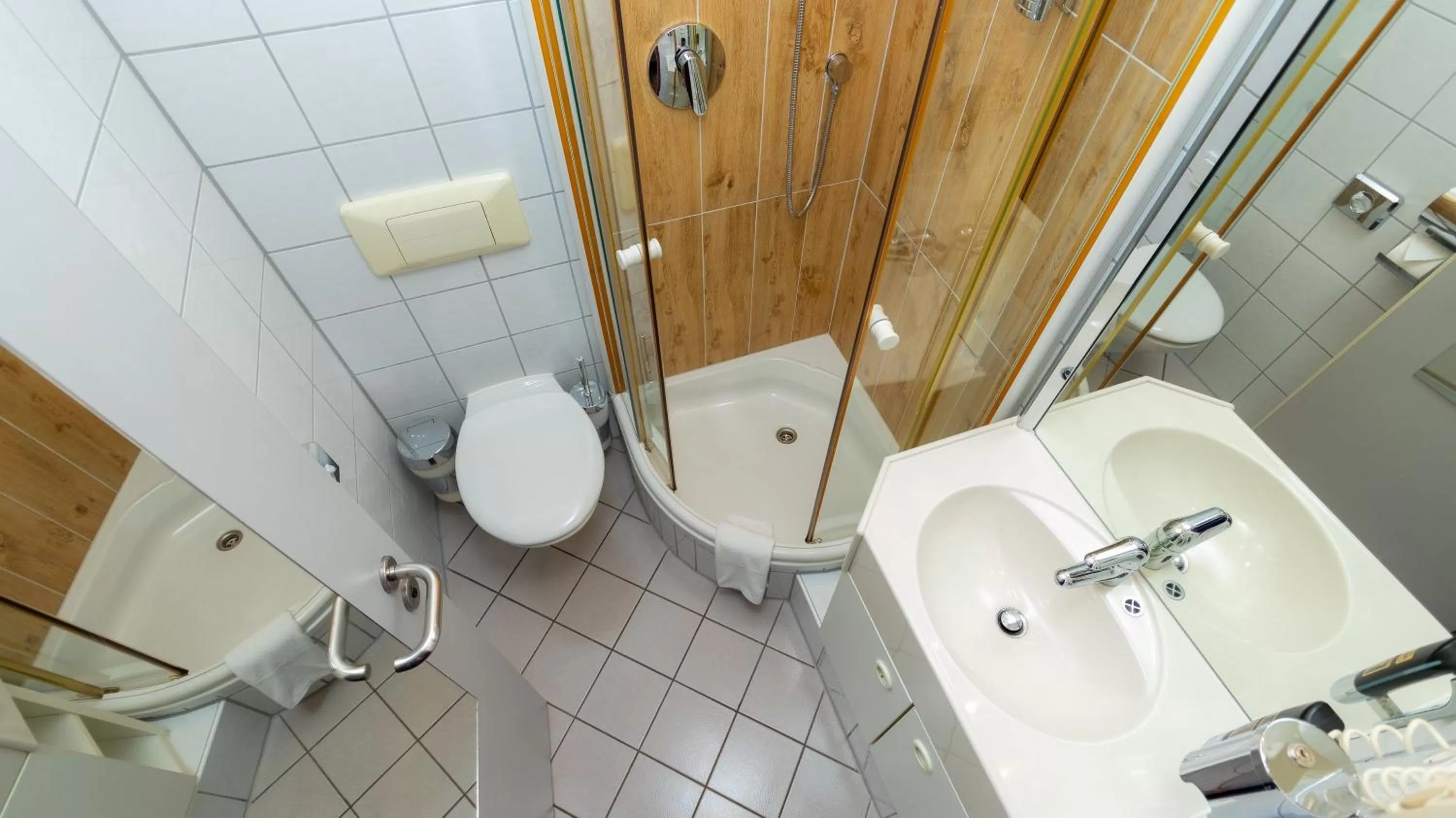 Shower, Bathroom in LeoMar Hotel