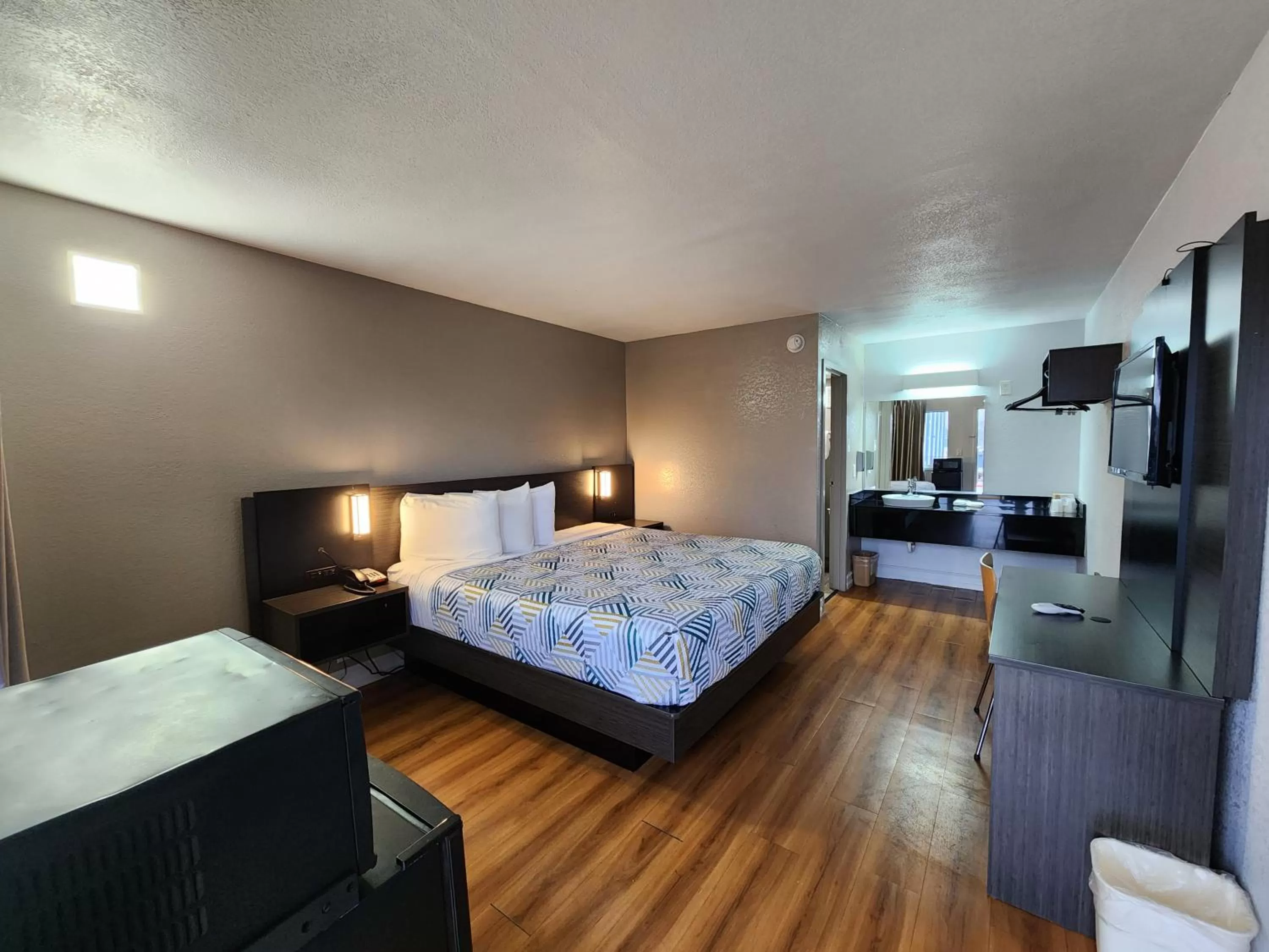 Bed in Motel 6 North Little Rock, AR-JFK Blvd