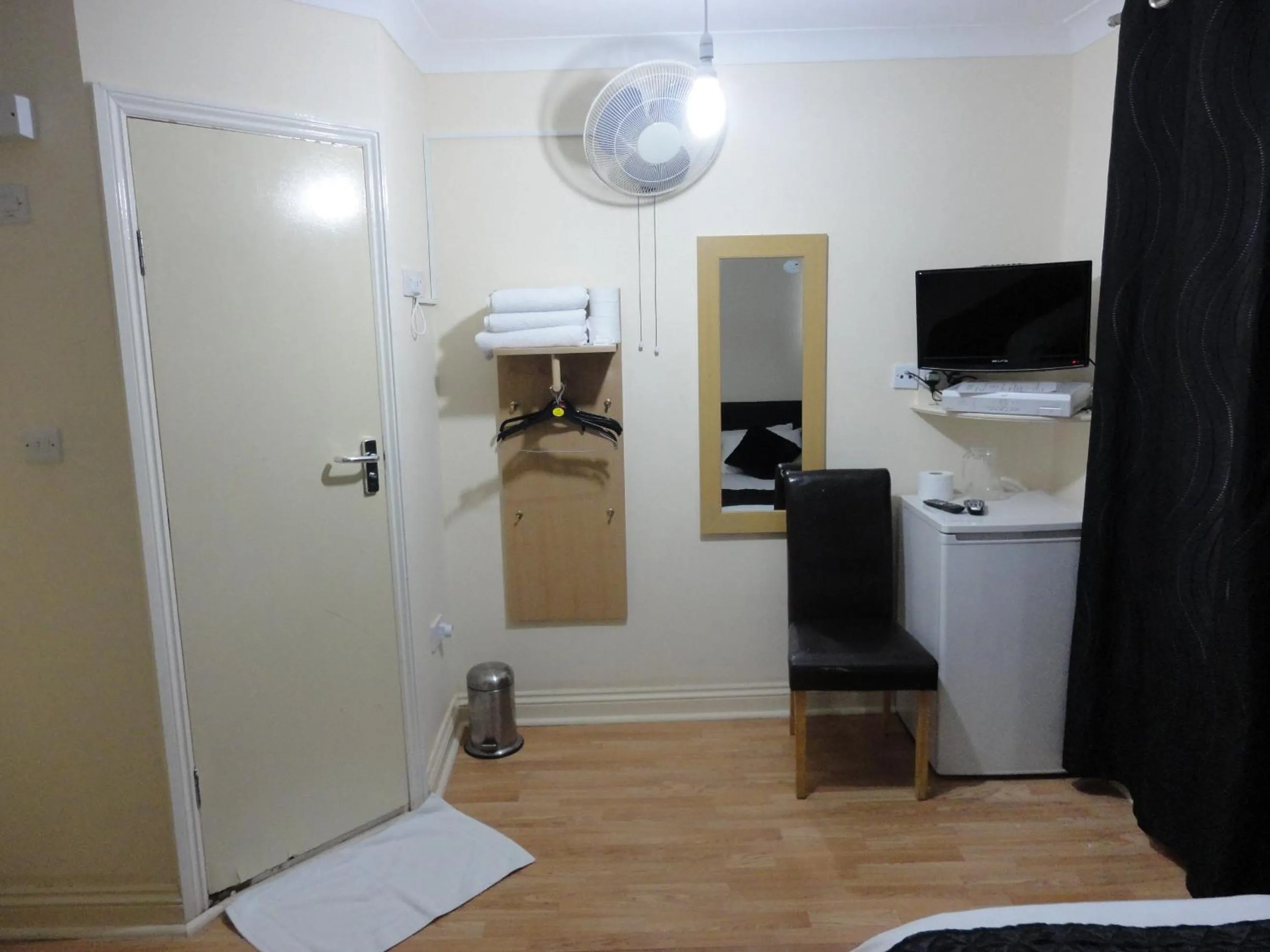 TV and multimedia in City View Hotel - Roman Road Market