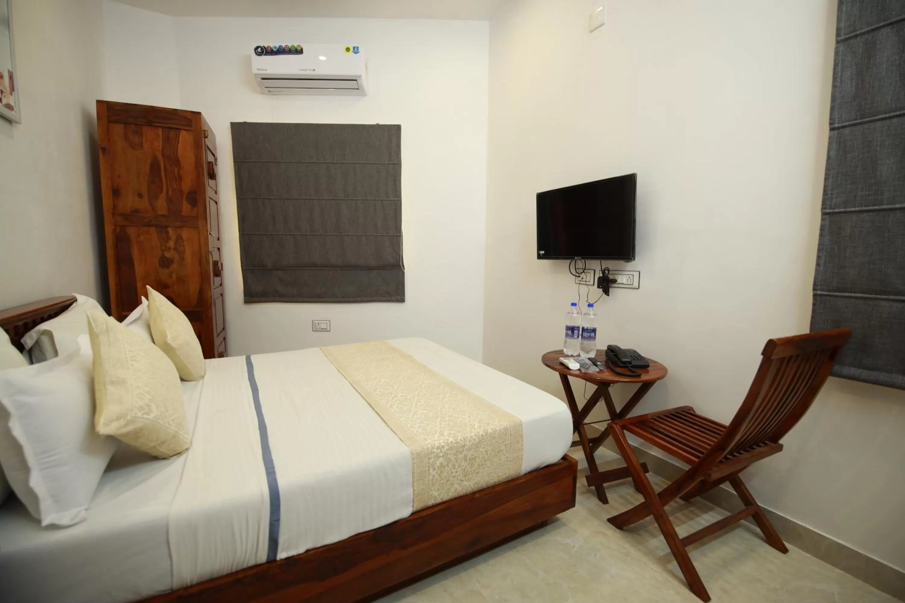 Photo of the whole room in Hotel Casa by the lake