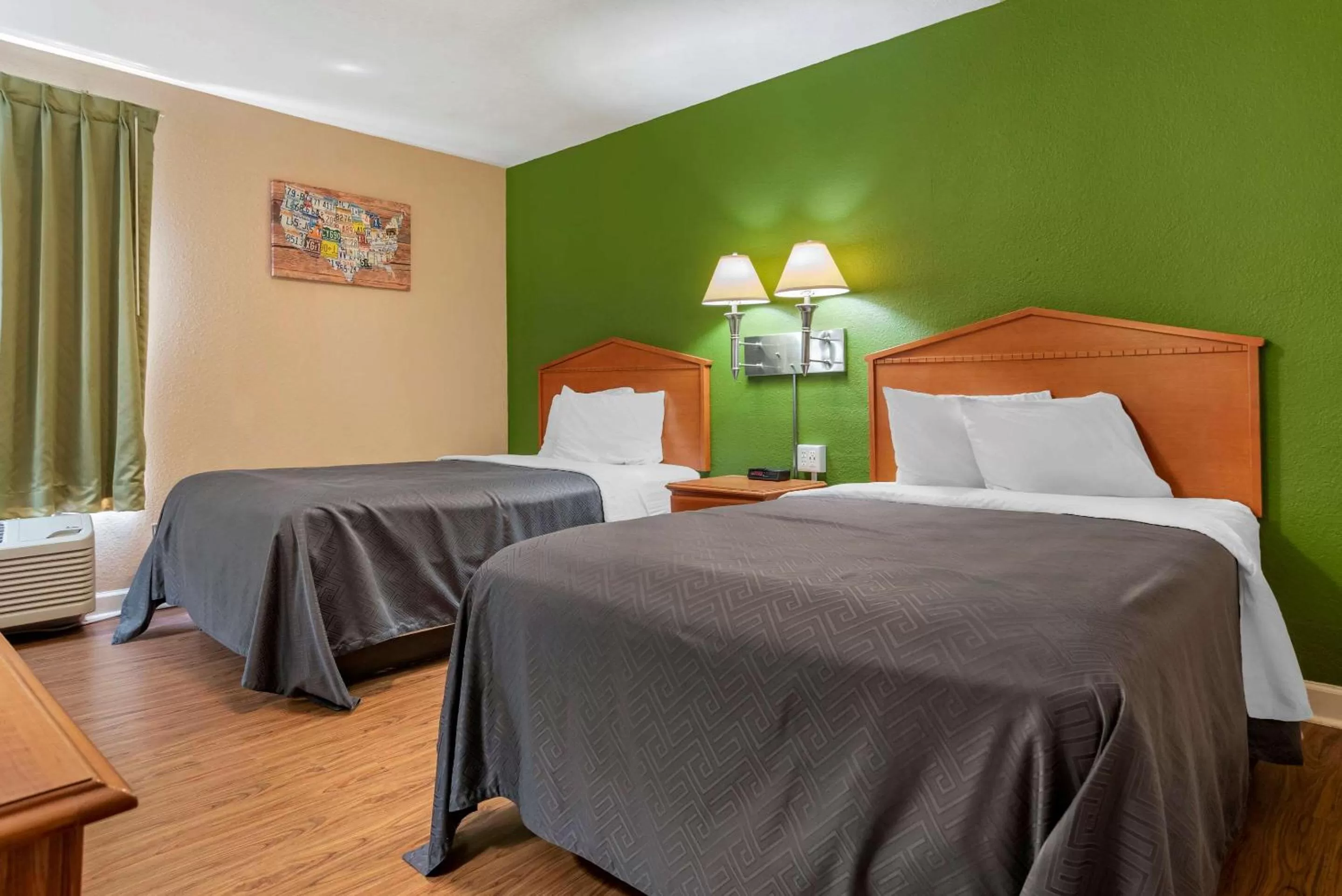 Photo of the whole room, Bed in Econo Lodge Tallahassee Downtown - University