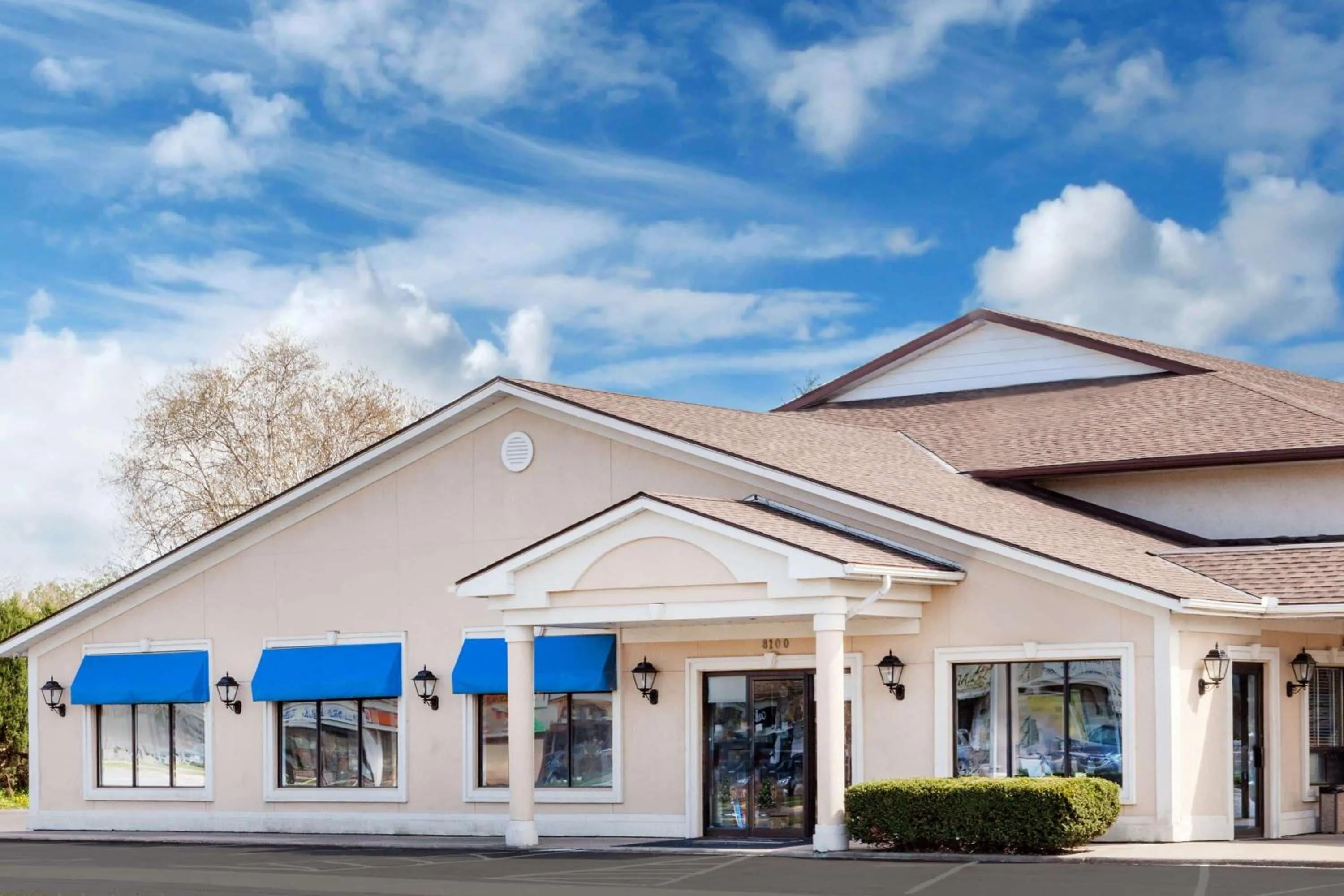 Property building in Howard Johnson by Wyndham Niagara Falls