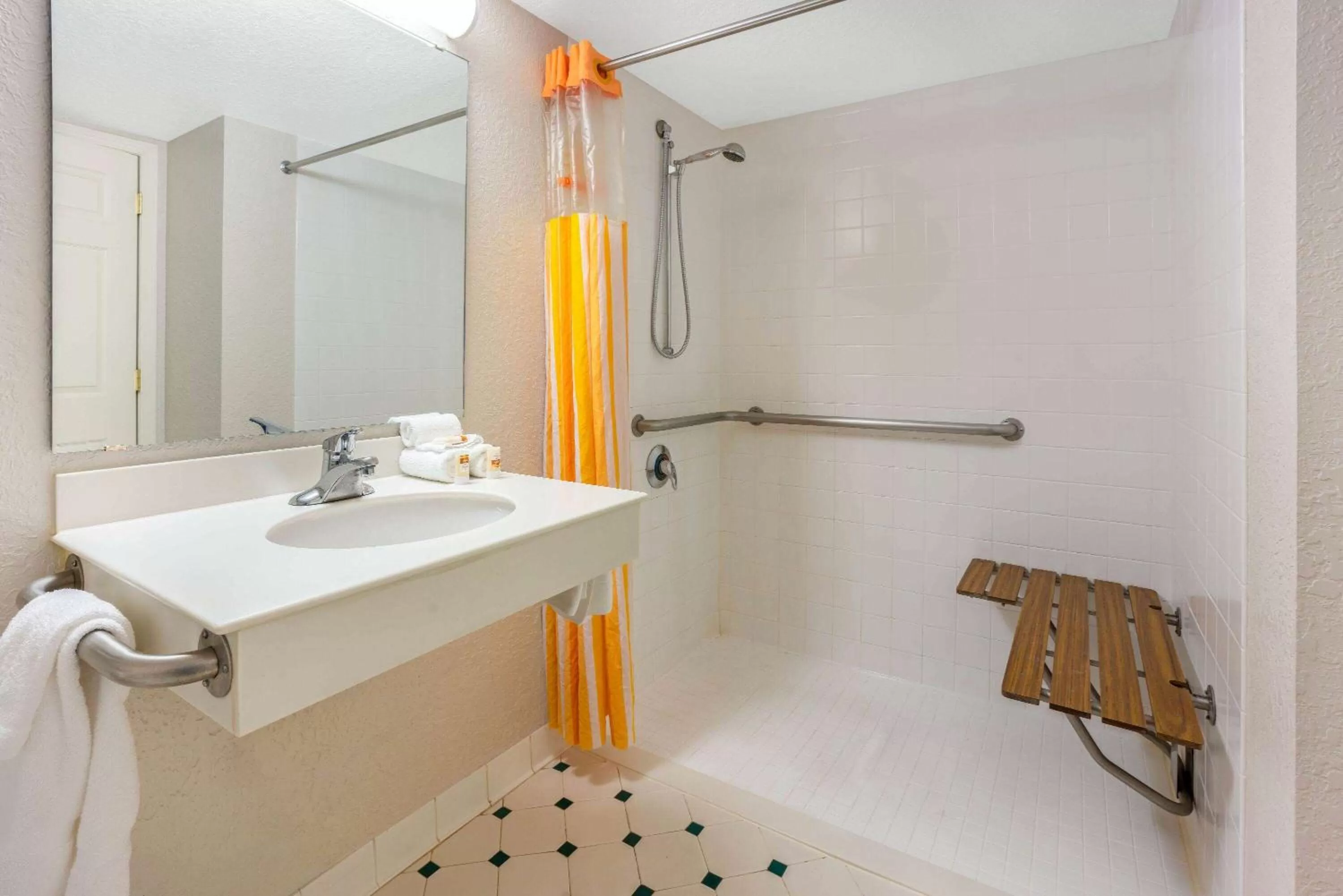 Shower in La Quinta by Wyndham Seattle Sea-Tac Airport