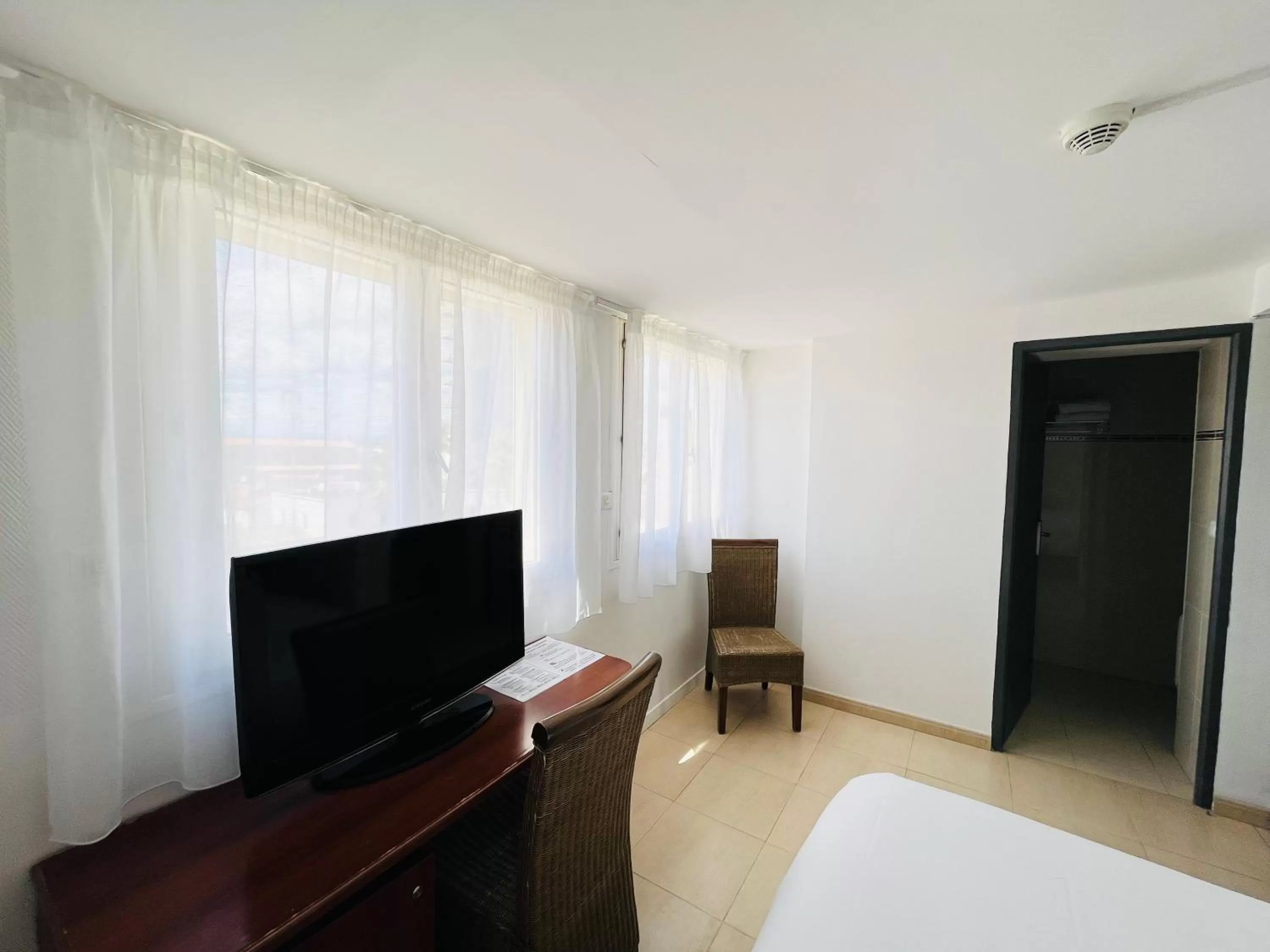 Photo of the whole room, Bed in Les Alizes