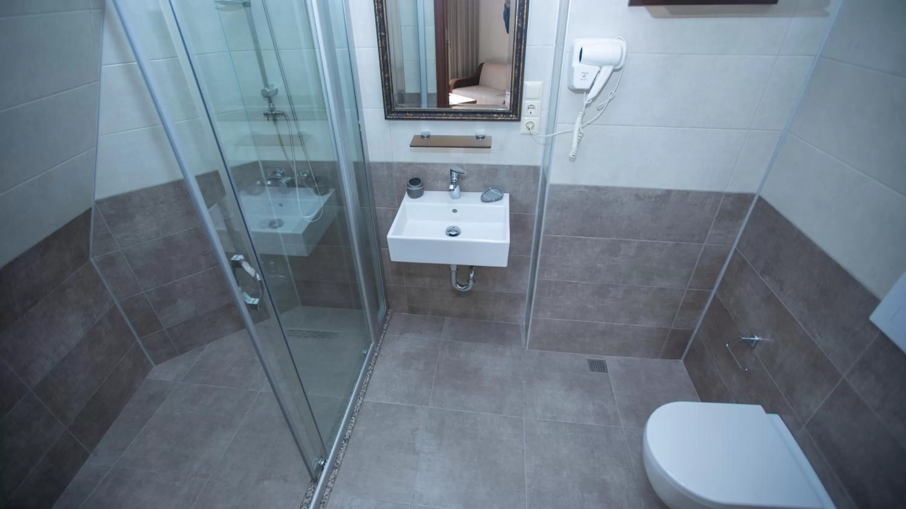 Shower in Royal Venezia Hotel